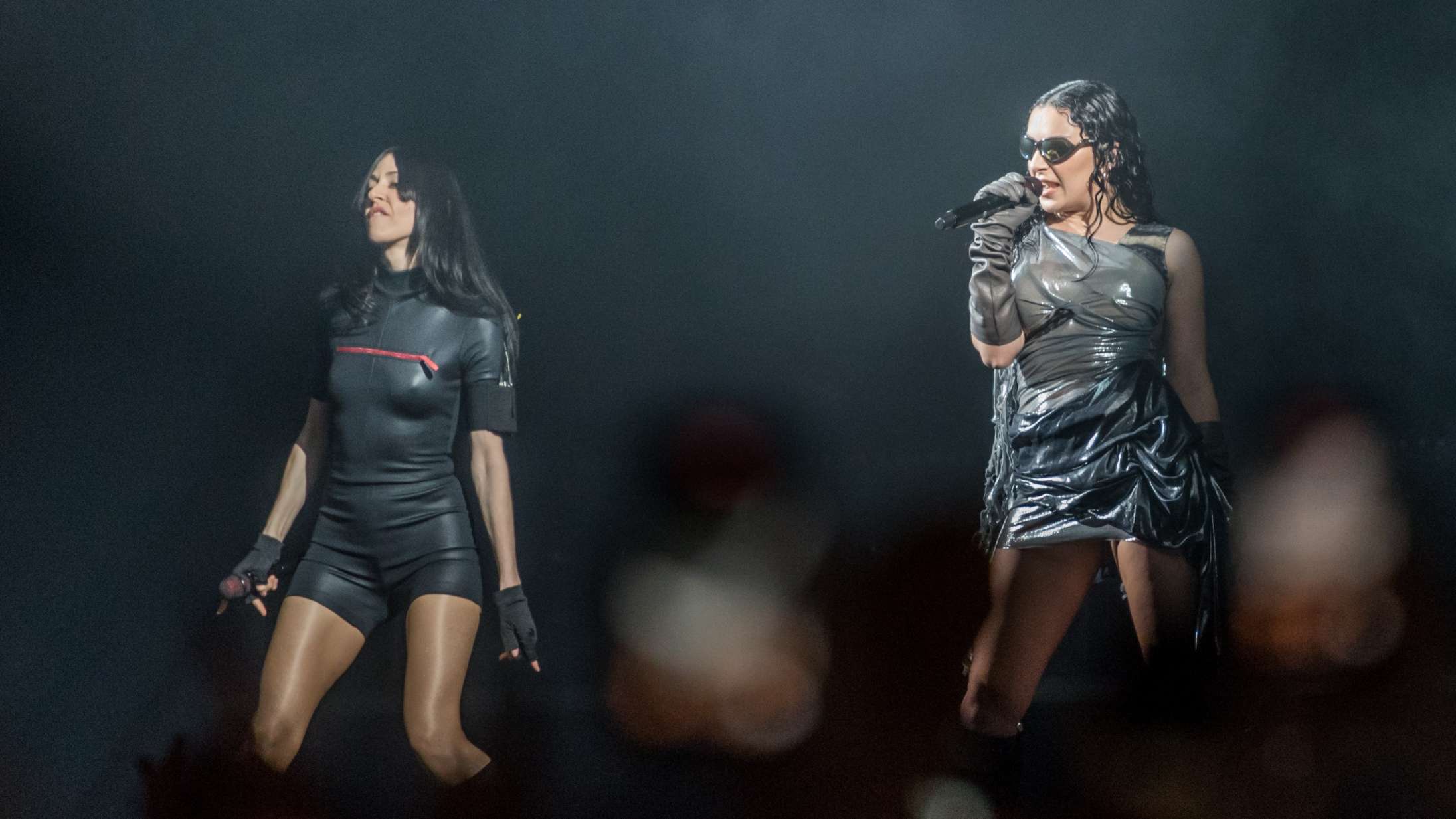 Roskilde Festival: Charli XCX fik uventet besøg til sin intense klubkoncert