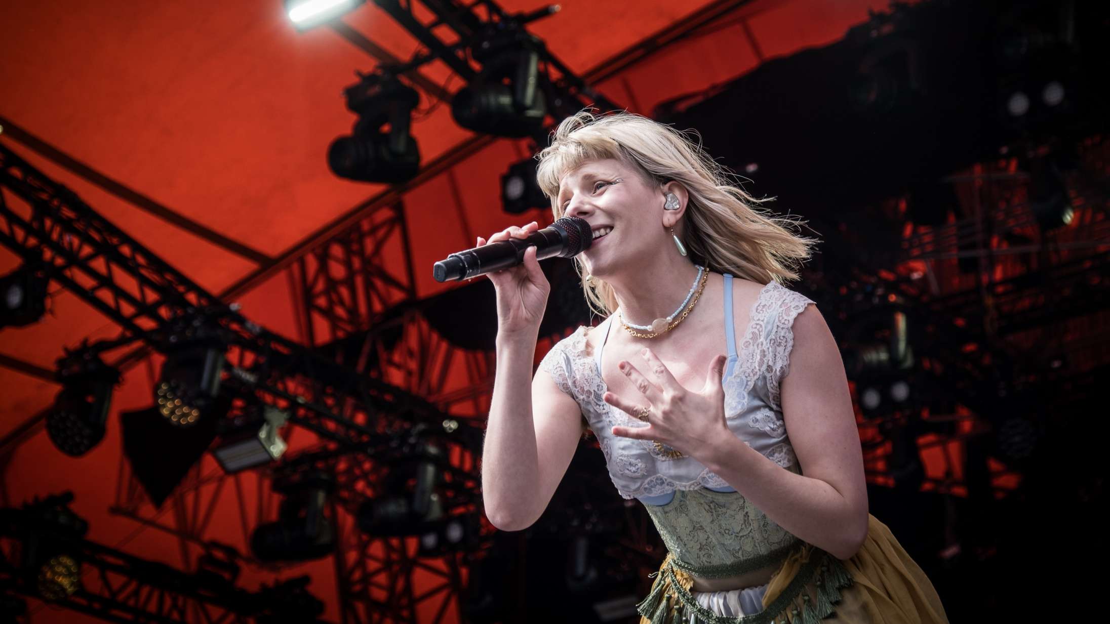 Roskilde Festival: Aurora dedikerede en sang til moder jord – så blev hun stukket af en bi midt på Orange Scene