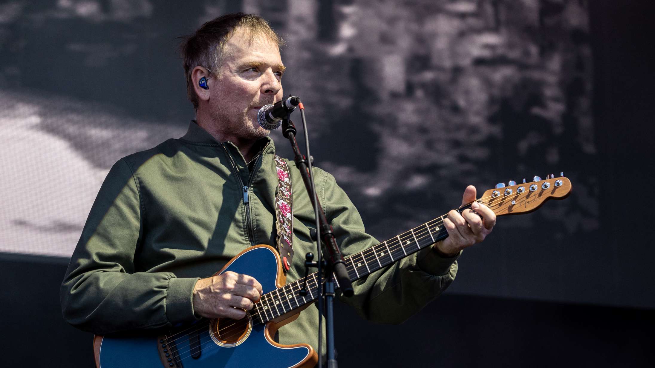 Roskilde Festival: Bedst som man troede, det ikke kunne blive mere cute, hev Belle and Sebastian publikum på scenen