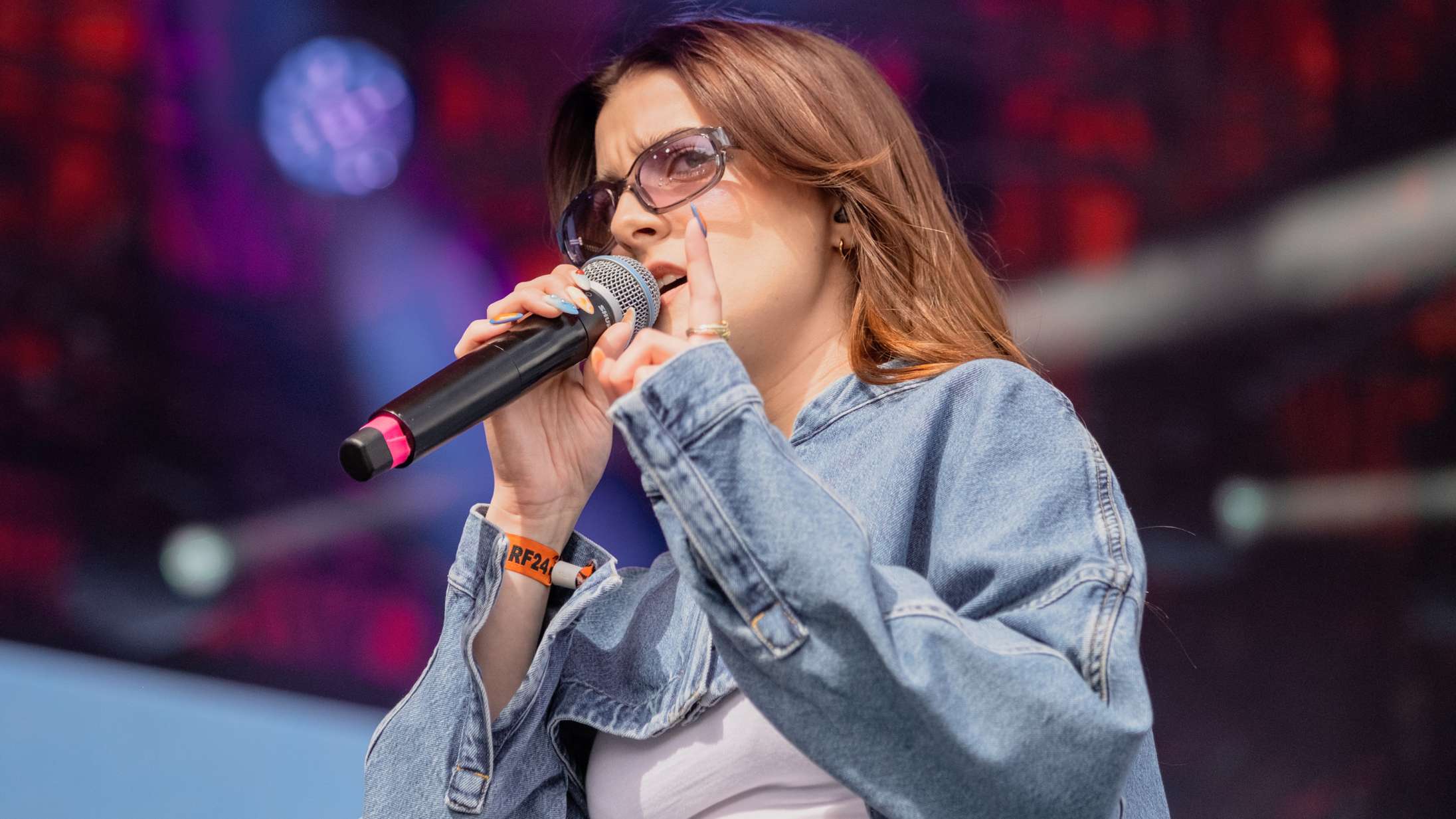 Ida Laurberg synger om at navigere i verden med diagnoser – lyt til singlen ‘En anden planet’