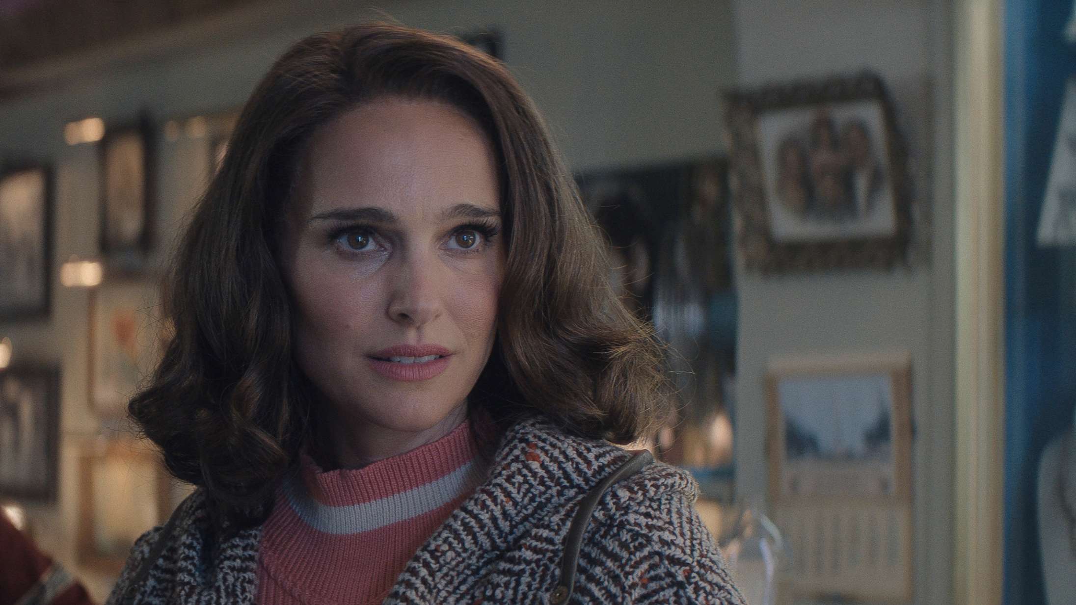 ‘Lady in the Lake’: Natalie Portman er betagende, når hun roder i andres undertøj