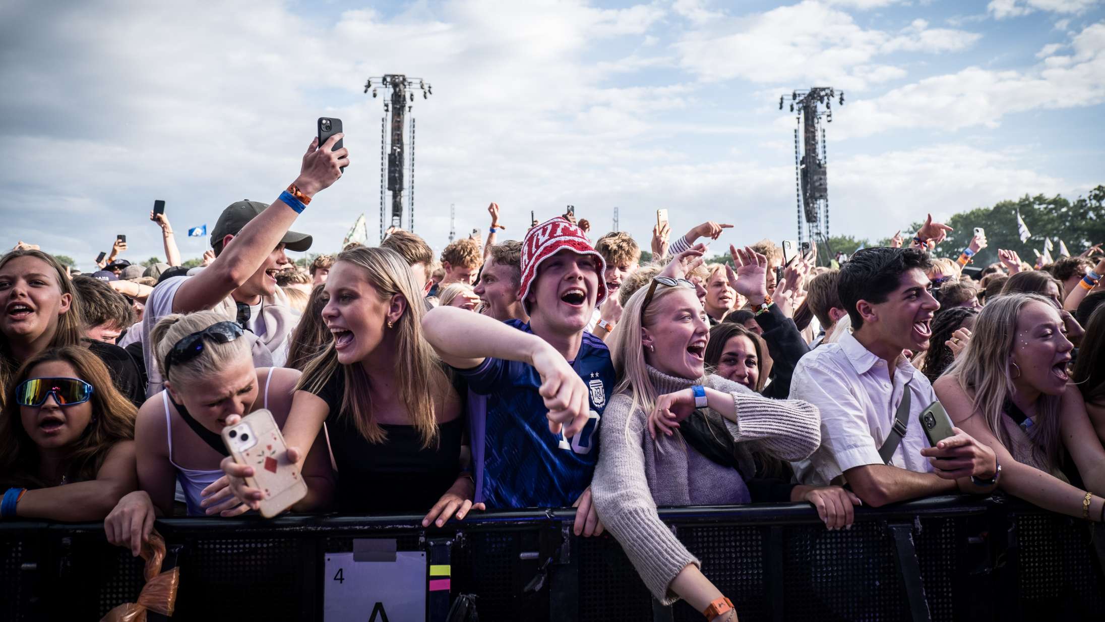 Overhørt på Roskilde: »Skal vi bytte plads, så du kan se lidt bedre?« … »Nej, jeg har allerede set showet på Instagram«