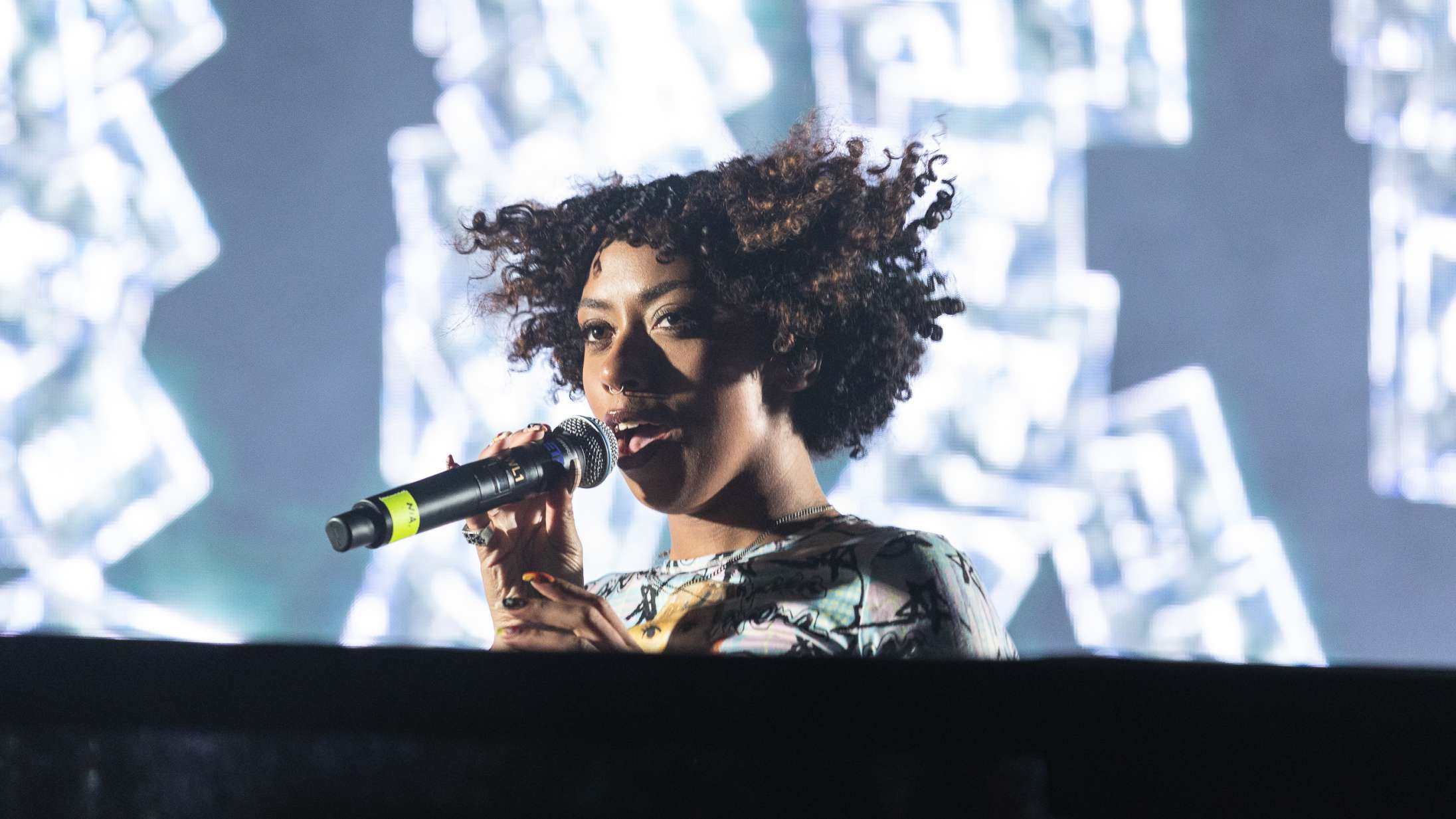 Roskilde Festival: Efter en halv time blev festen afbrudt, og så greb Nia Archives mikrofonen