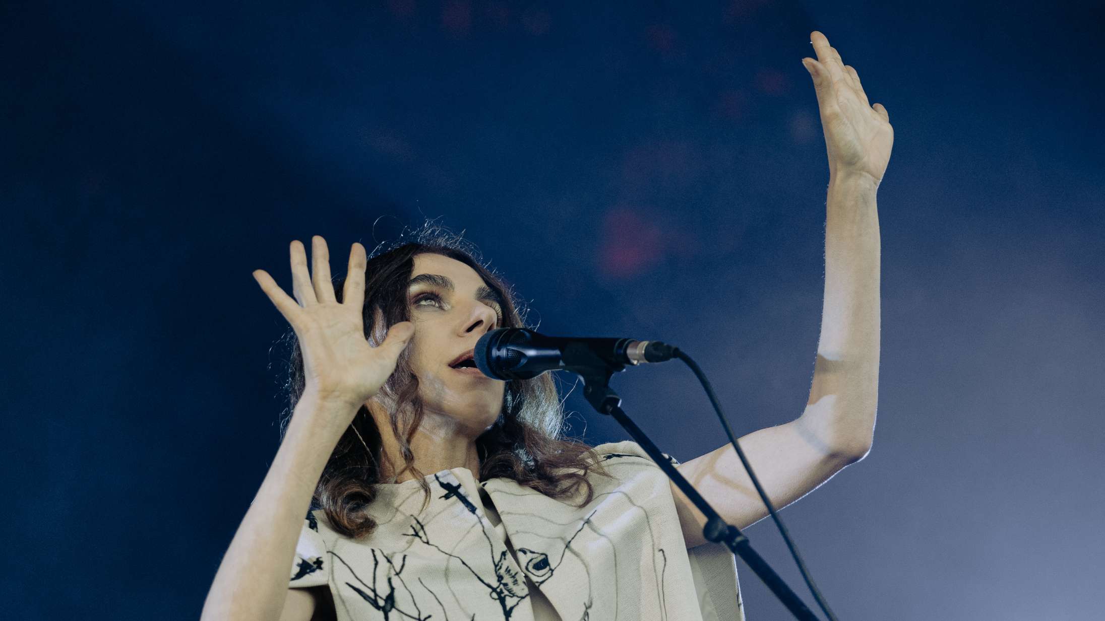 Dele af PJ Harveys Roskilde Festival-koncert havde egnet sig bedre til Det Kongelige Teater