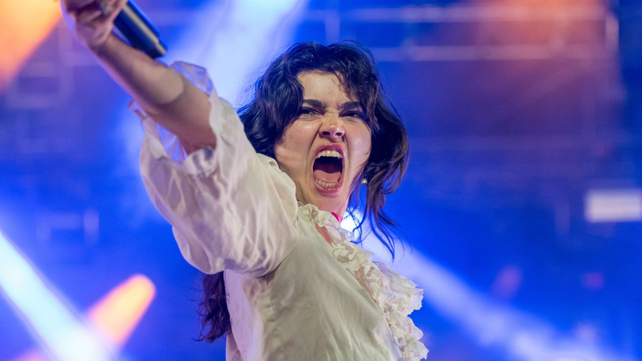 Alle faldt pladask, da knuselskelige The Last Dinner Party indtog Roskilde Festival