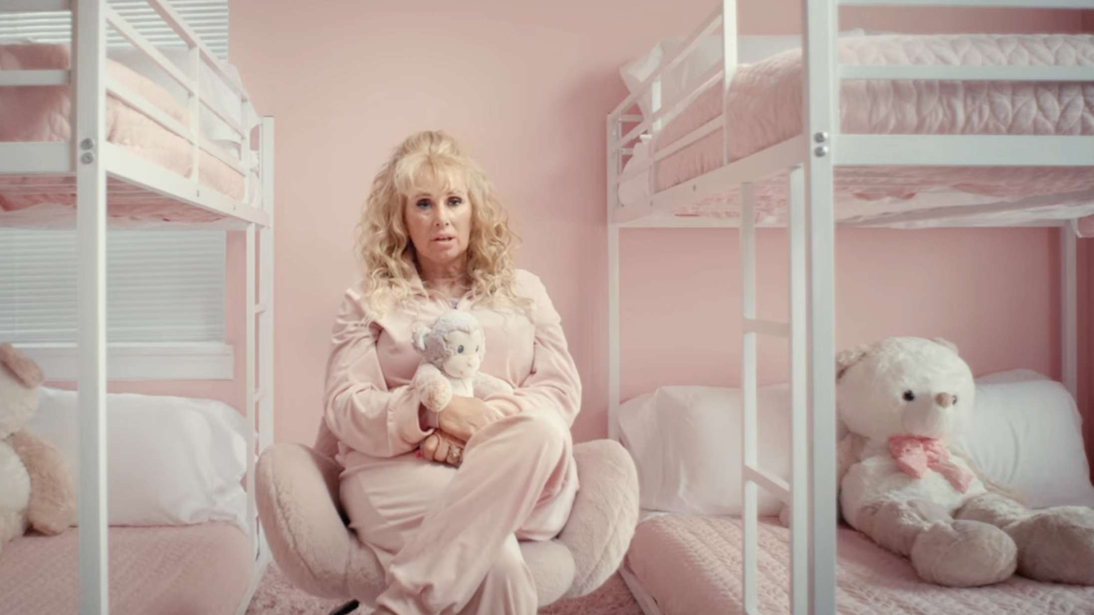 ‘Tiger King’-instruktør er tilbage med ny serie om excentrisk dyreejer – se traileren til ‘Chimp Crazy’