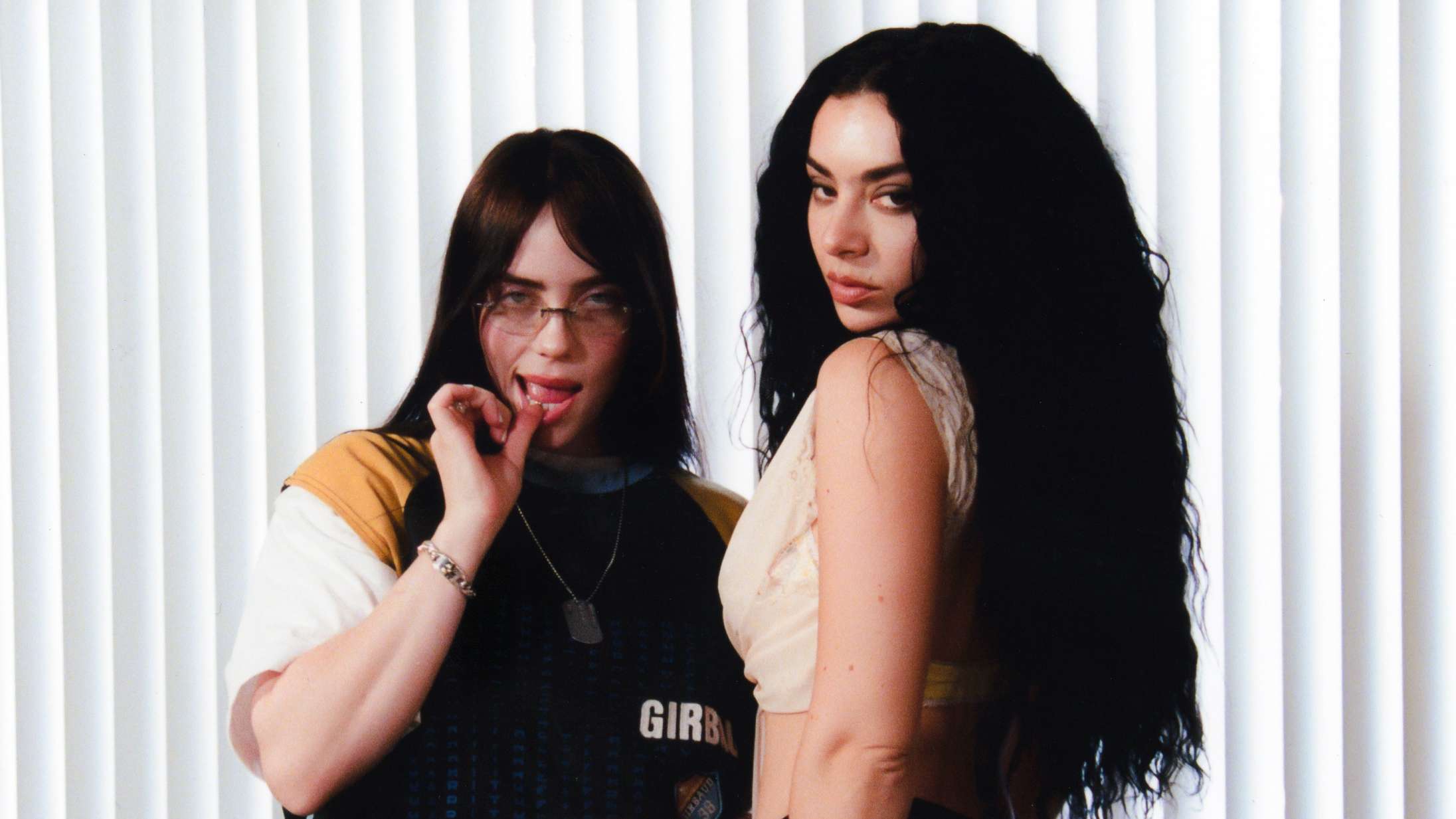 Charli XCX og Billie Eilish slår sig sammen på nyt remix – se musikvideoen til ‘Guess Featuring Billie Eilish’