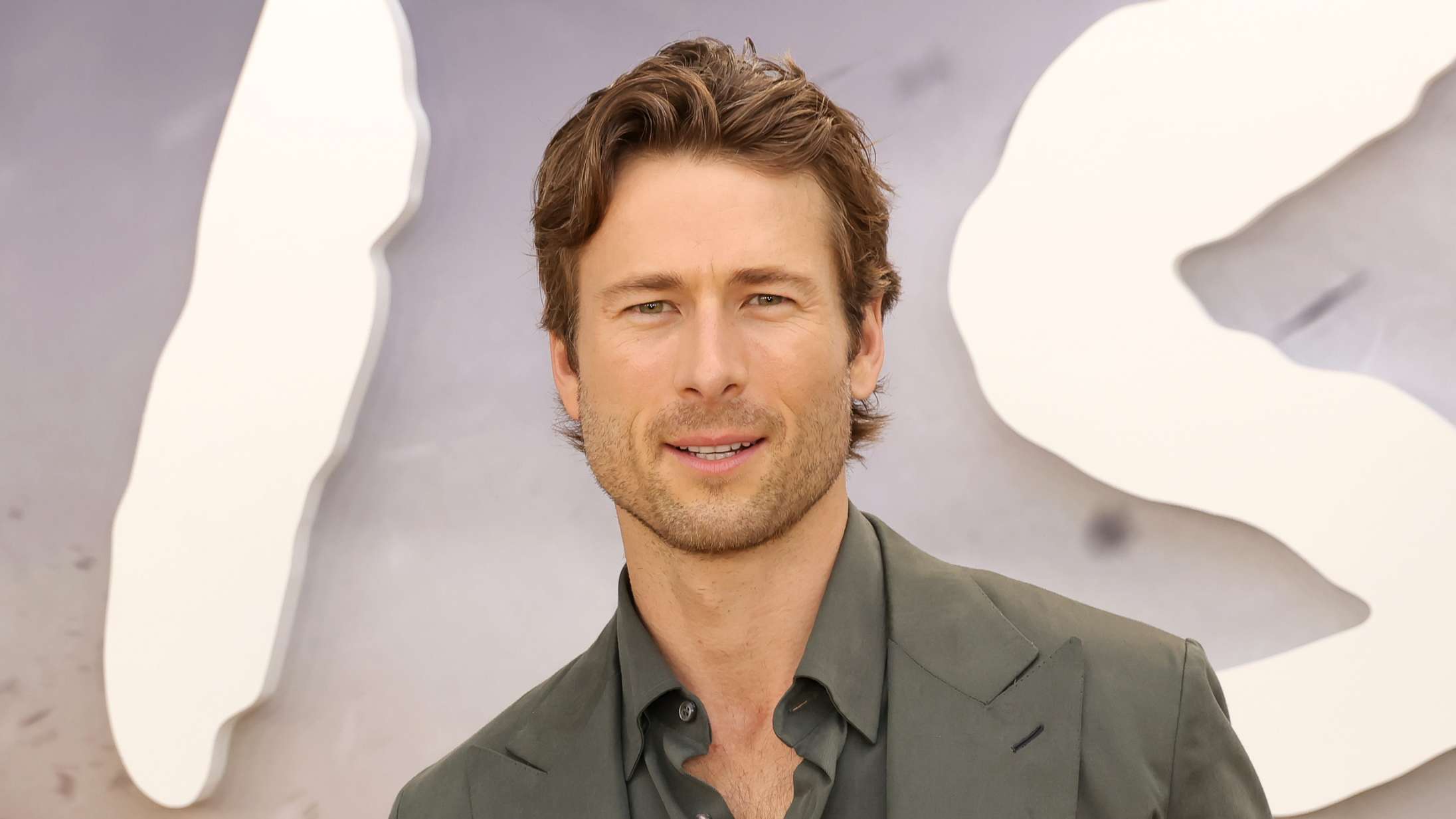 Glen Powell ligner Tom Cruise i ny sportskomedie – se billedet