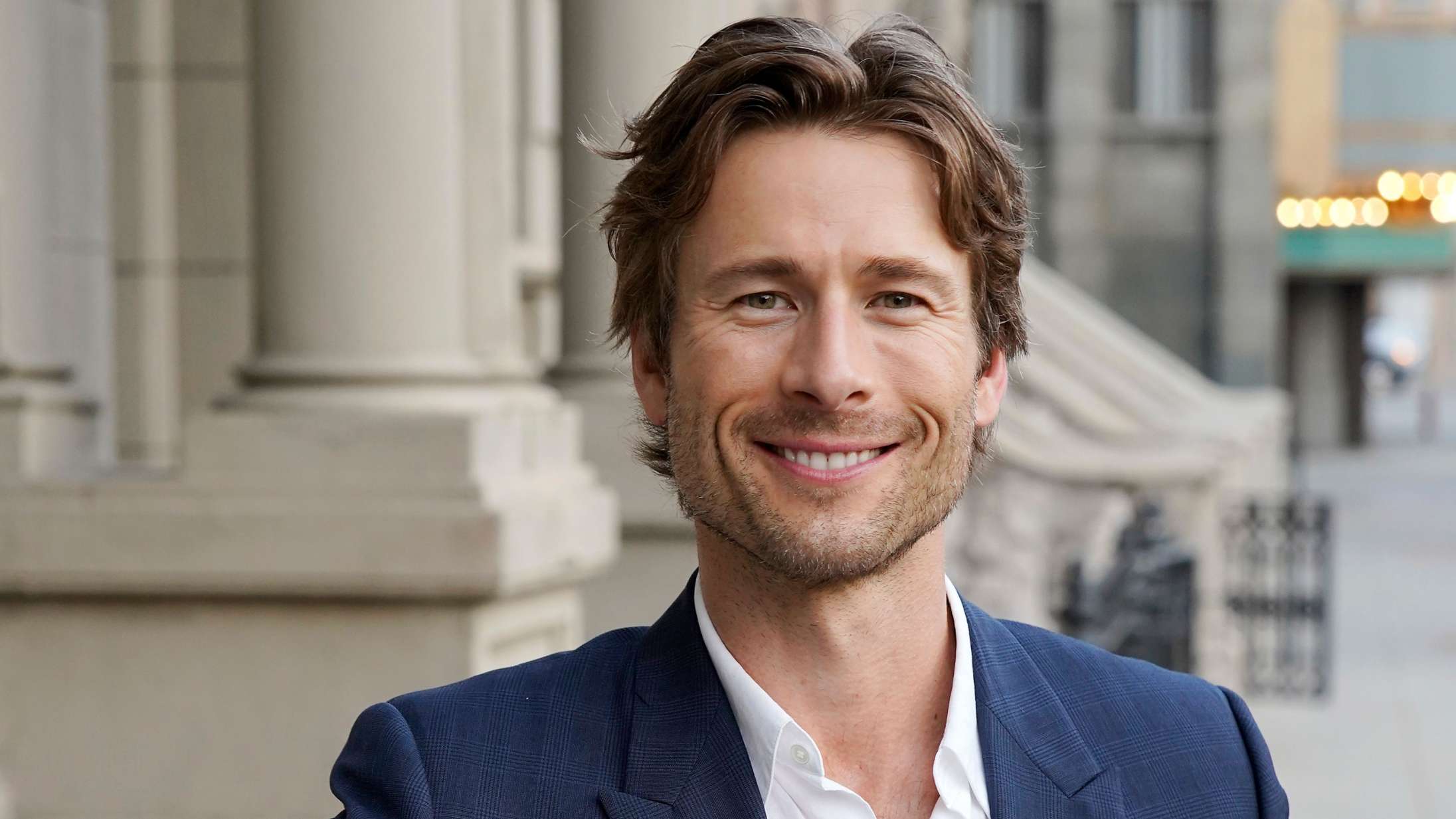 Glen Powell lover film-cameo til vinderen af sin lookalike-konkurrence