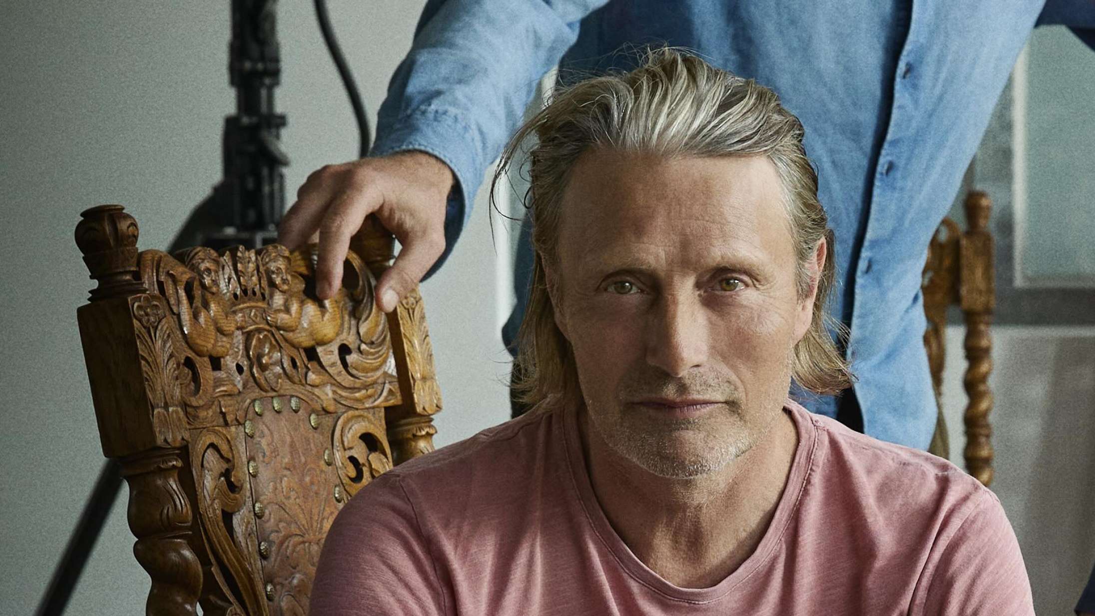 Sofie Gråbøl pander Mads Mikkelsen ned i første klip fra Anders Thomas Jensens ‘Den sidste viking’