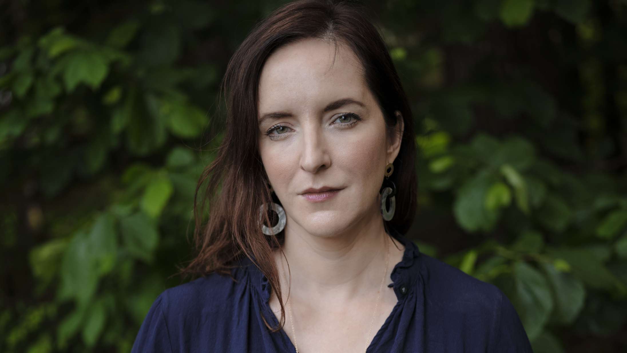 ‘Må jeg stille dig nogle spørgsmål’: Rebecca Makkai pirrer vores morbide nysgerrighed for true crime – og beder os samtidig om lige at styre den