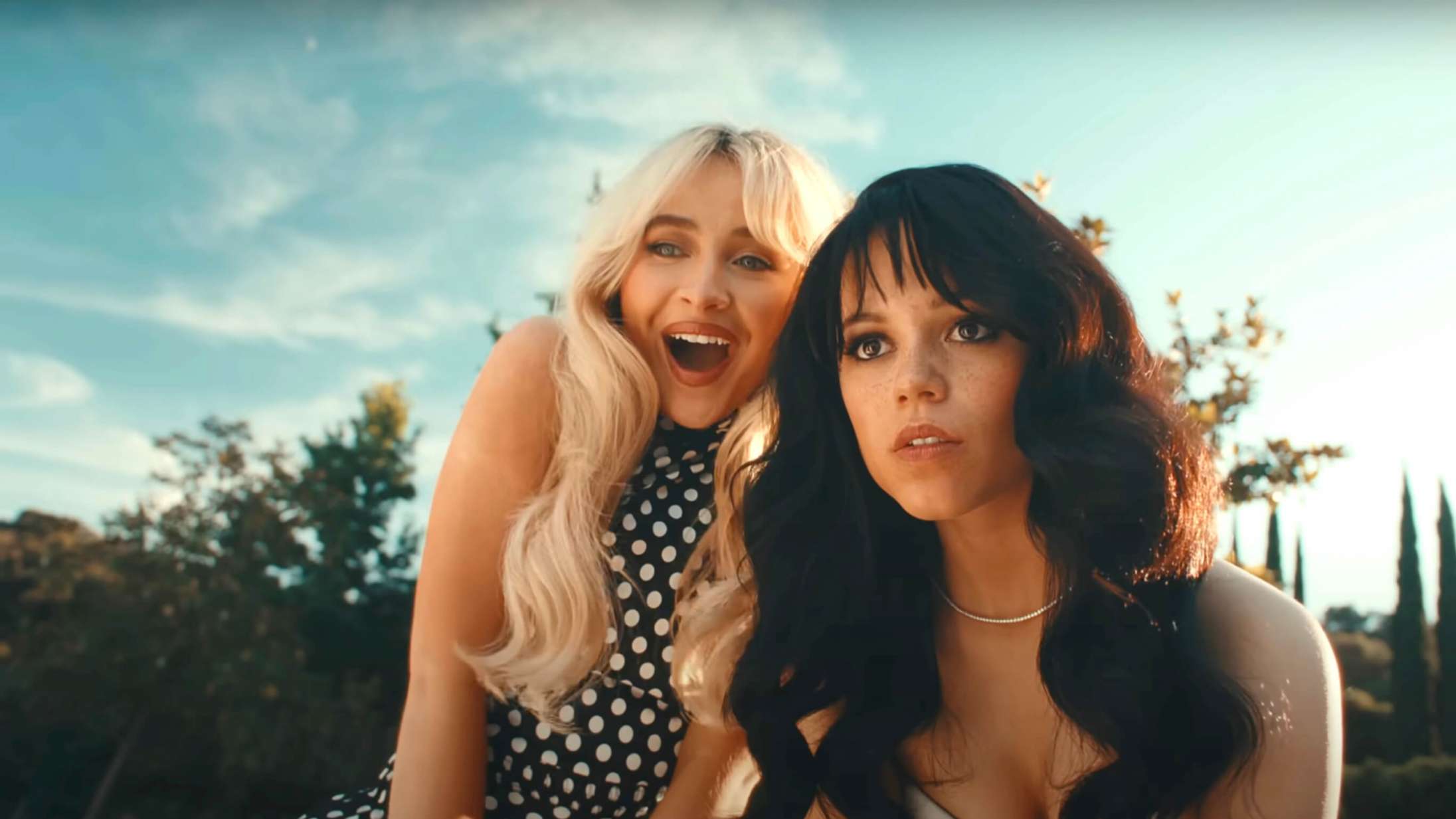 Sabrina Carpenter og Jenna Ortega forsøger at dræbe hinanden i blodig ny musikvideo