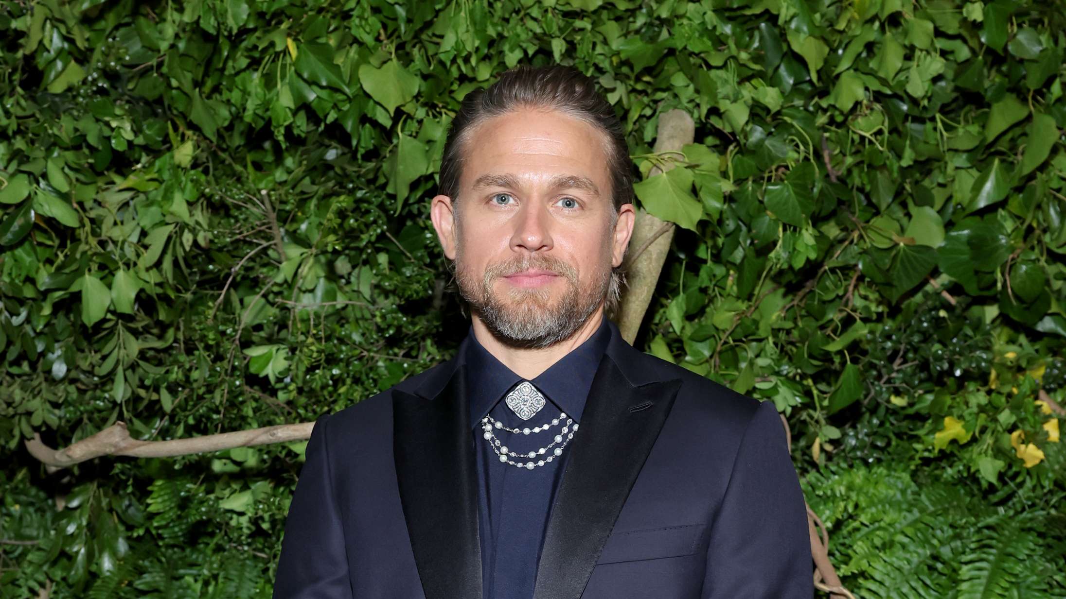 Charlie Hunnam spiller seriemorder i tredje sæson af ’Monster’