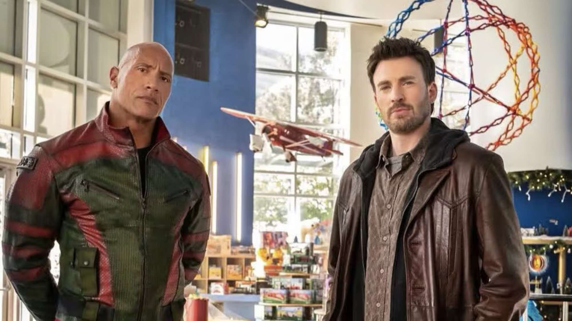 Chris Evans og The Rock redder kidnappet julemand i actionbaskeren ‘Red One’ – se traileren