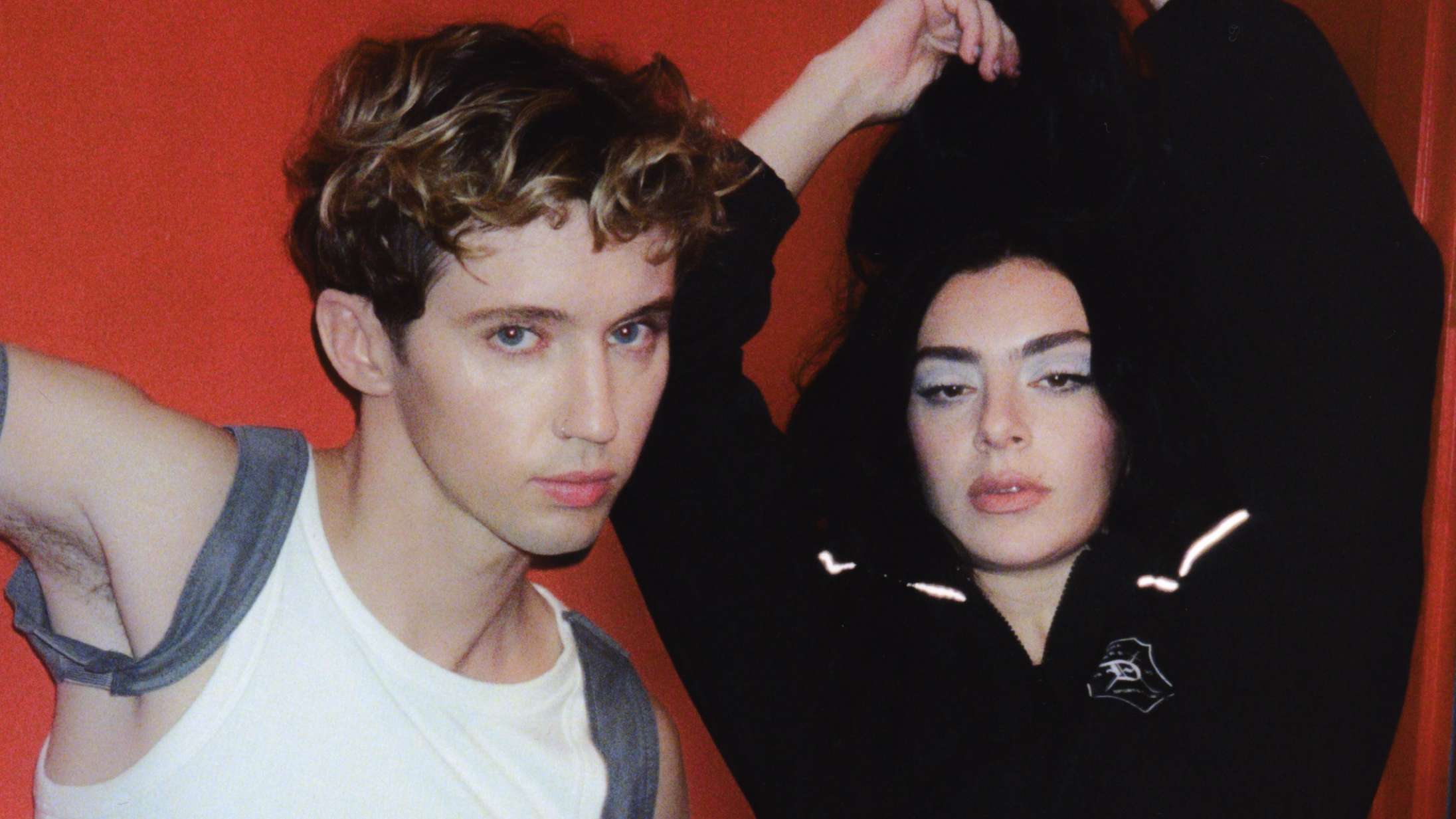 Charli XCX har en ny udgivelse klar snart – hør ‘Talk Talk Featuring Troye Sivan’