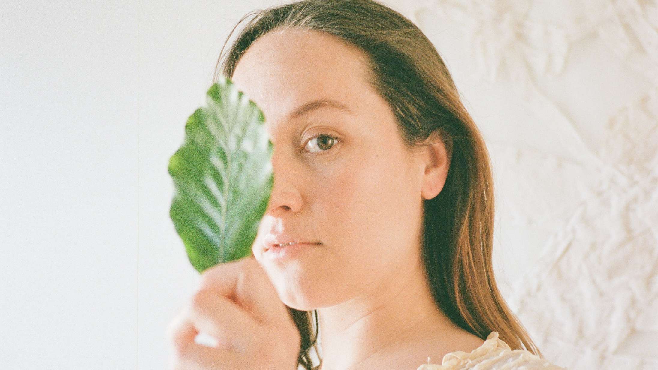 Efter et år med langbordsmiddage vil hun have os til at sænke skuldrene lidt: »Altså der må godt sidde nogle og blive lidt småuvenner. Det er okay«