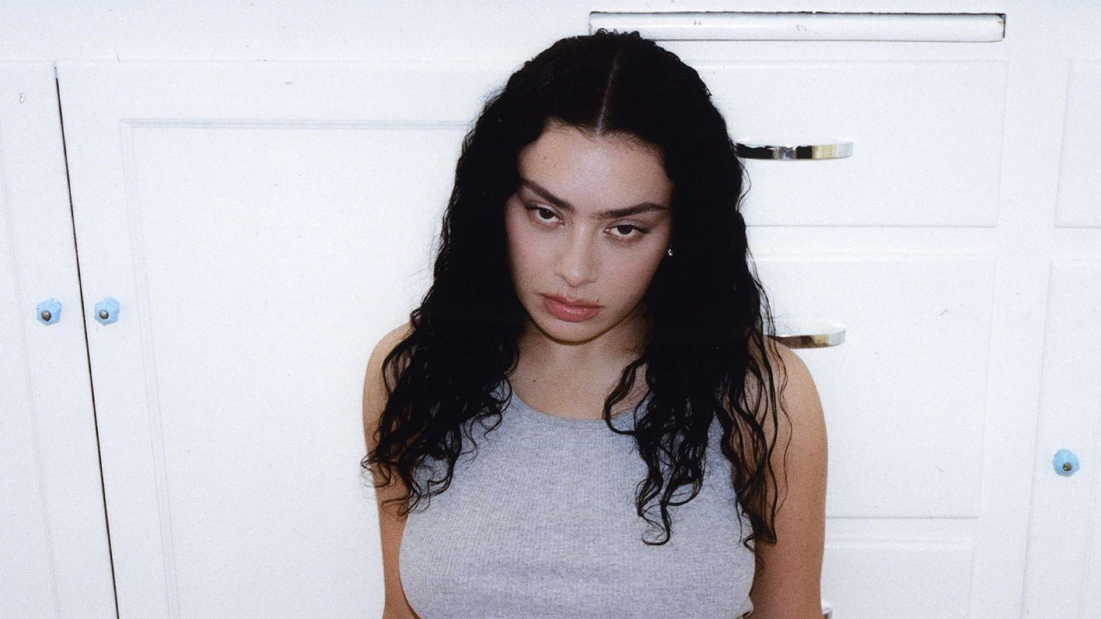 Charli XCX er favorit til skurkerolle i Greta Gerwigs nye ‘Narnia’-filmatisering