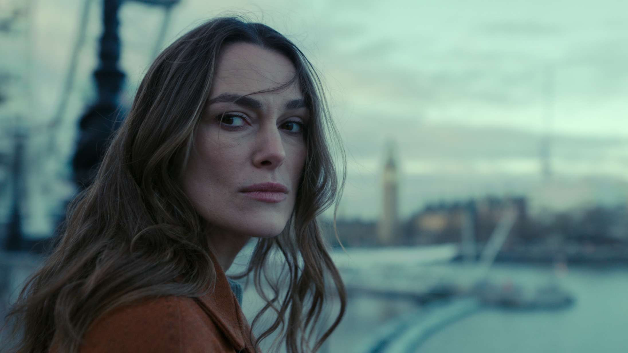 Keira Knightley skyder løs som spion i juleserien ‘Black Doves’ – se traileren