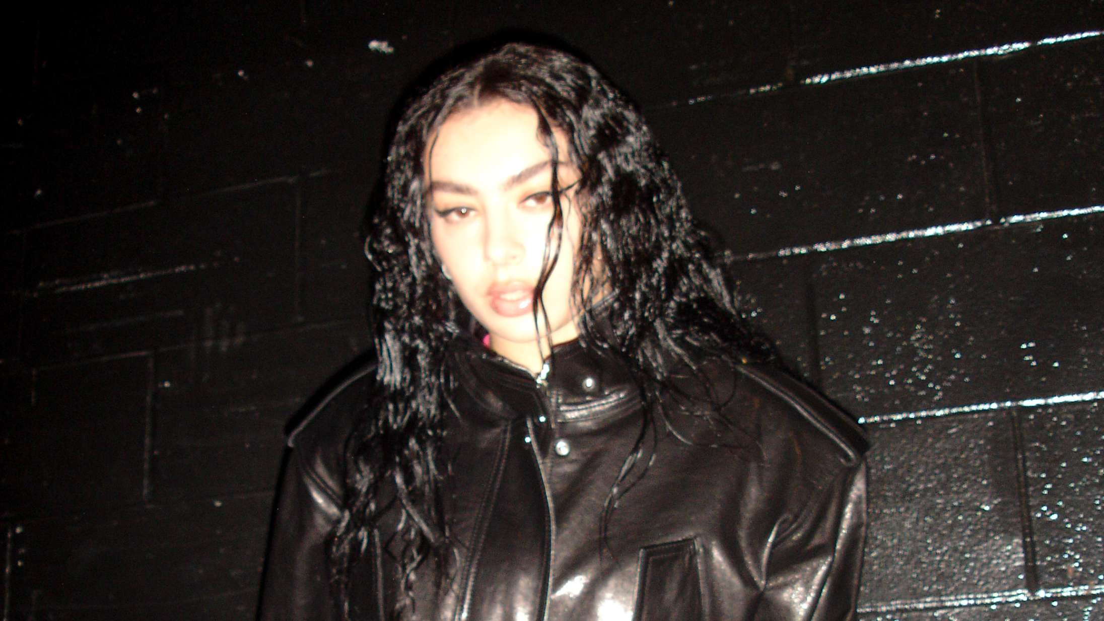 Charli XCX’s nye album er lige blevet tre sange længere: »I må gerne kalde mig en hykler«