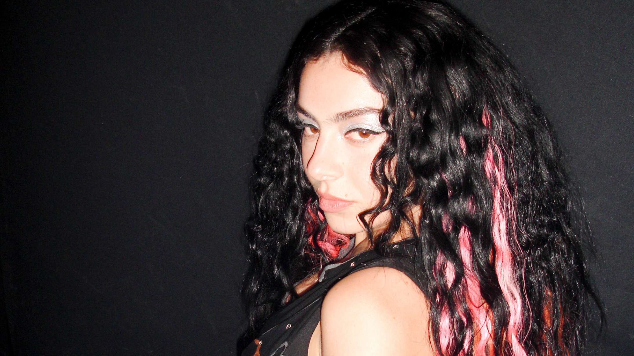 Charli XCX optræder med ikke-udgivne sange fra kommende album ‘Music, Fashion, Film’ – se videoen