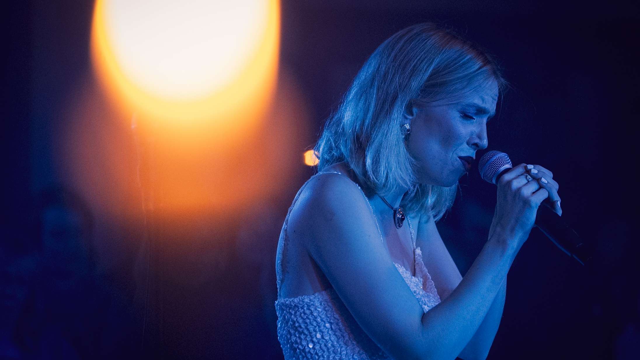 Emma Sehested Høeg brød sine egne koncertregler efter cirka fem minutter til Soundvenue LIVE i Brorsons Kirke