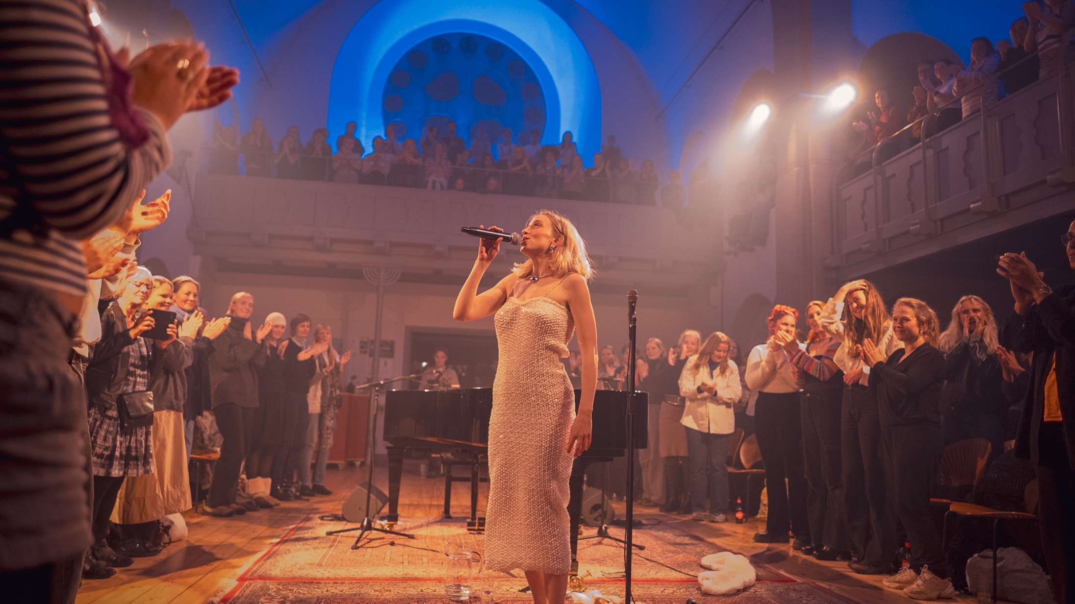 Emma Sehested Høeg brød sine egne koncertregler efter cirka fem minutter til Soundvenue LIVE i Brorsons Kirke