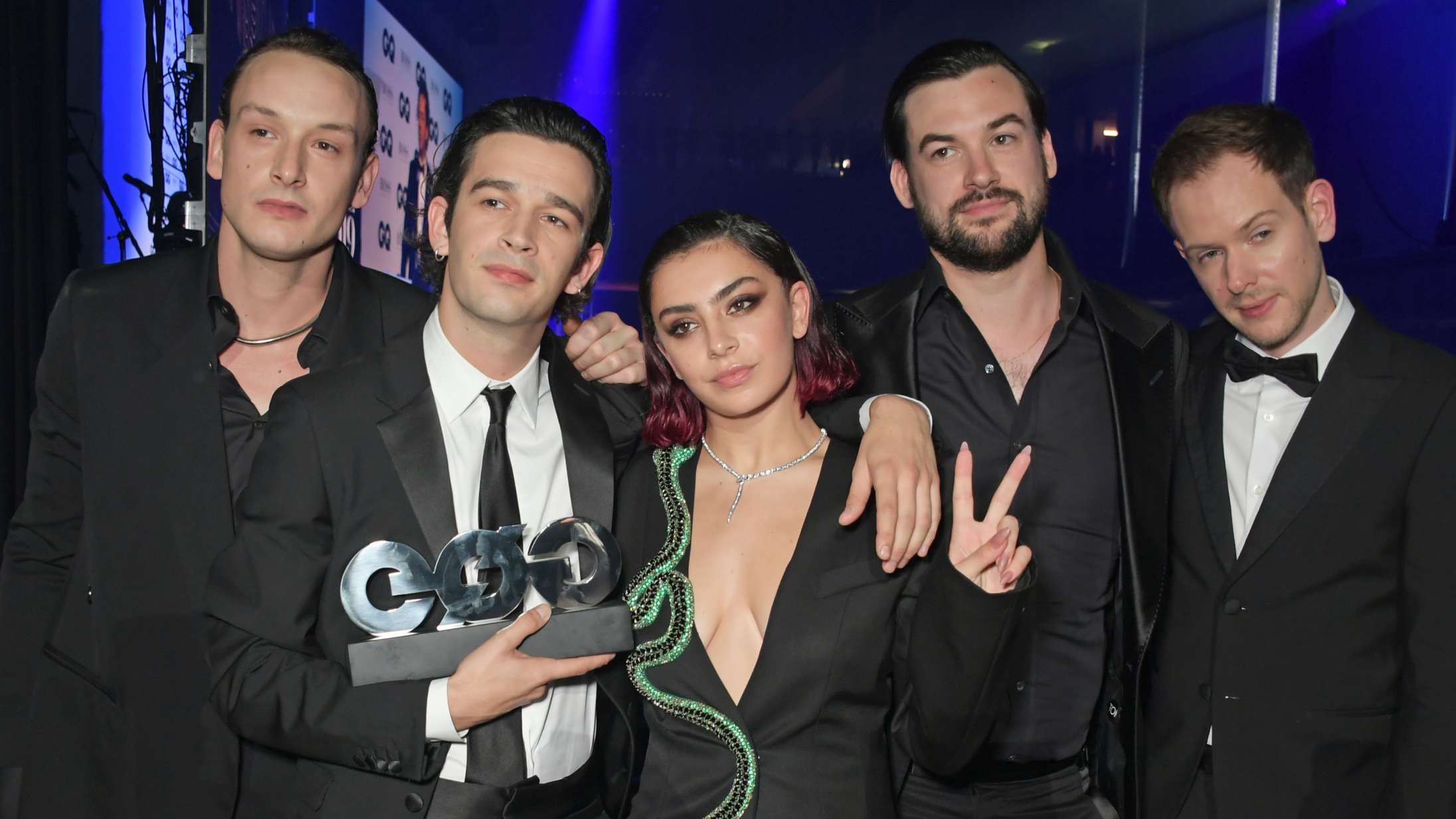 Charli XCX beskriver Matty Healy som en bror, man nogle gange har lyst til at kvæle