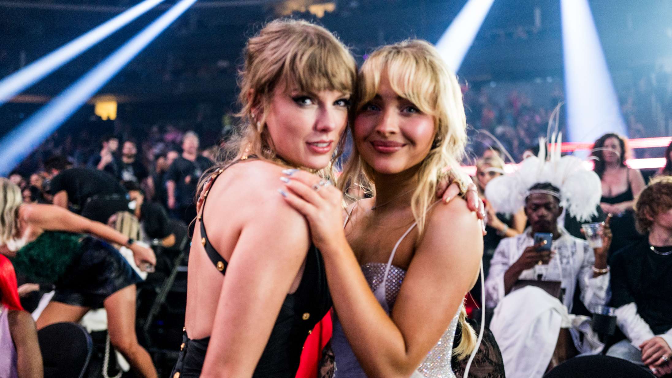 Se Taylor Swift backstage med Kelce, Carpenter og Sheeran i traileren til dokumentarserien ‘The End of an Era’