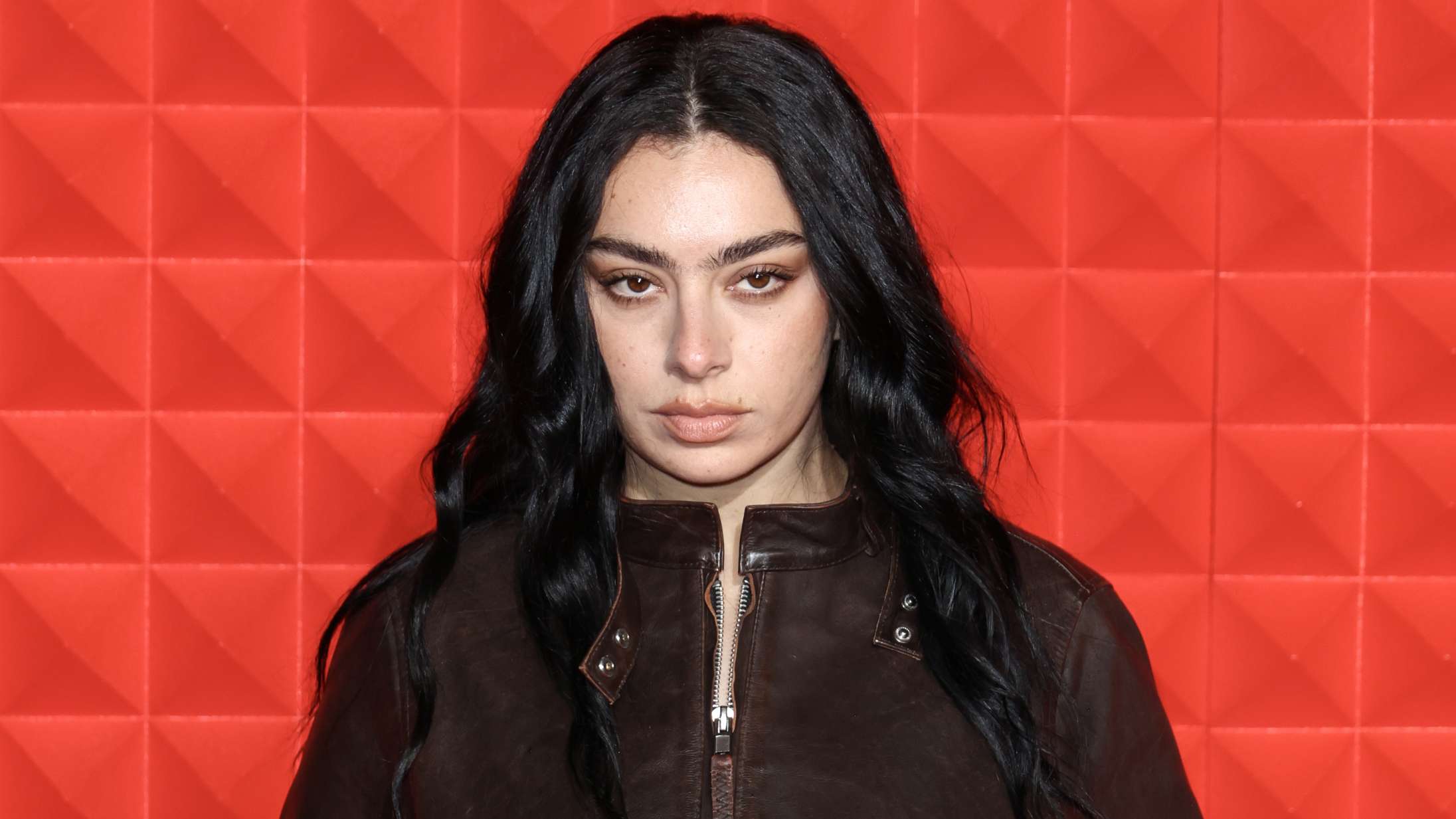 Charli XCX har tilsyneladende annonceret Bon Iver og Tinashe som gæster på kommende ’Brat’-album