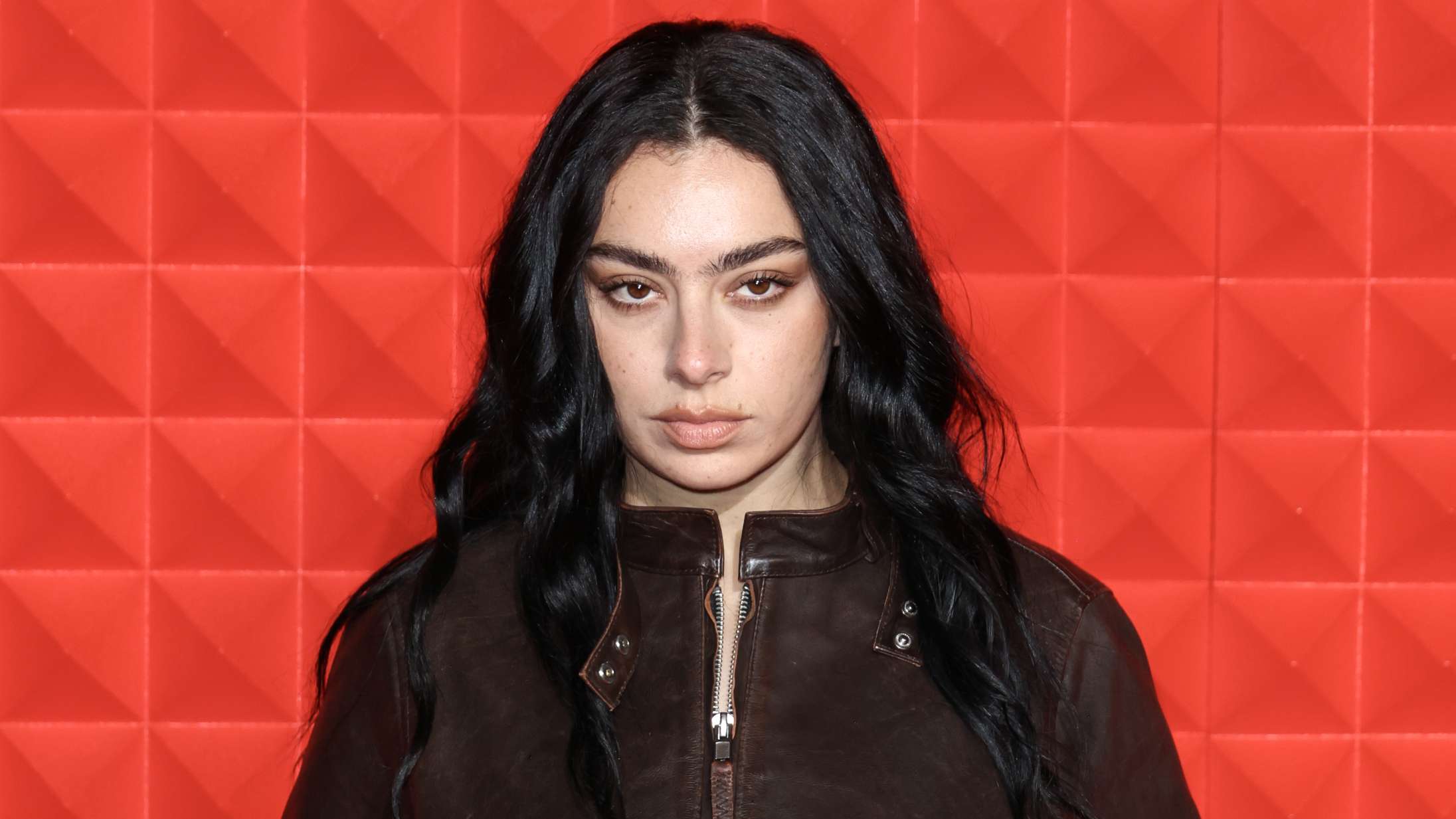Charli XCX hinter om guitaralbum med Clairo – inspireret af Lou Reed