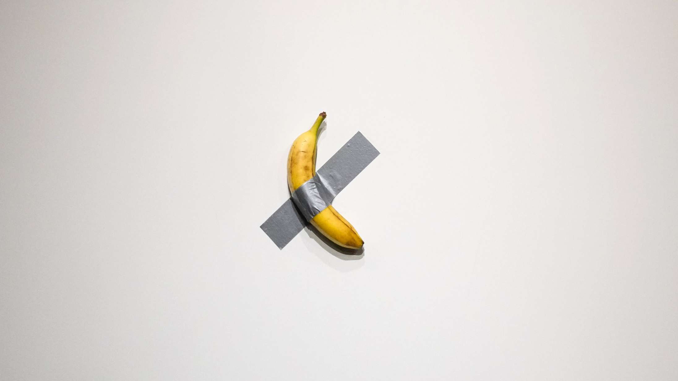 Viralt kunstværk af gaffatapet banan er til salg igen. Denne gang i millionklassen