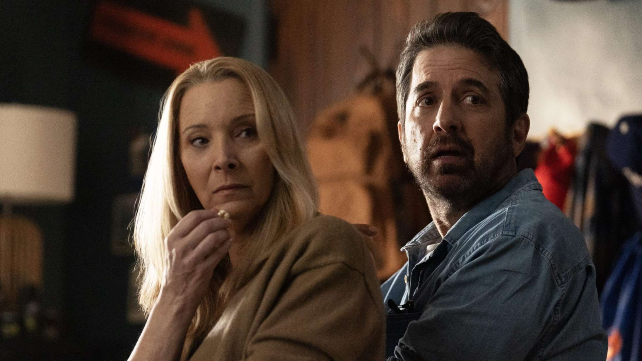 Alle vil købe Lisa Kudrow og Ray Romanos hus i teaseren til Netflix-komedien ’No Good Deed’