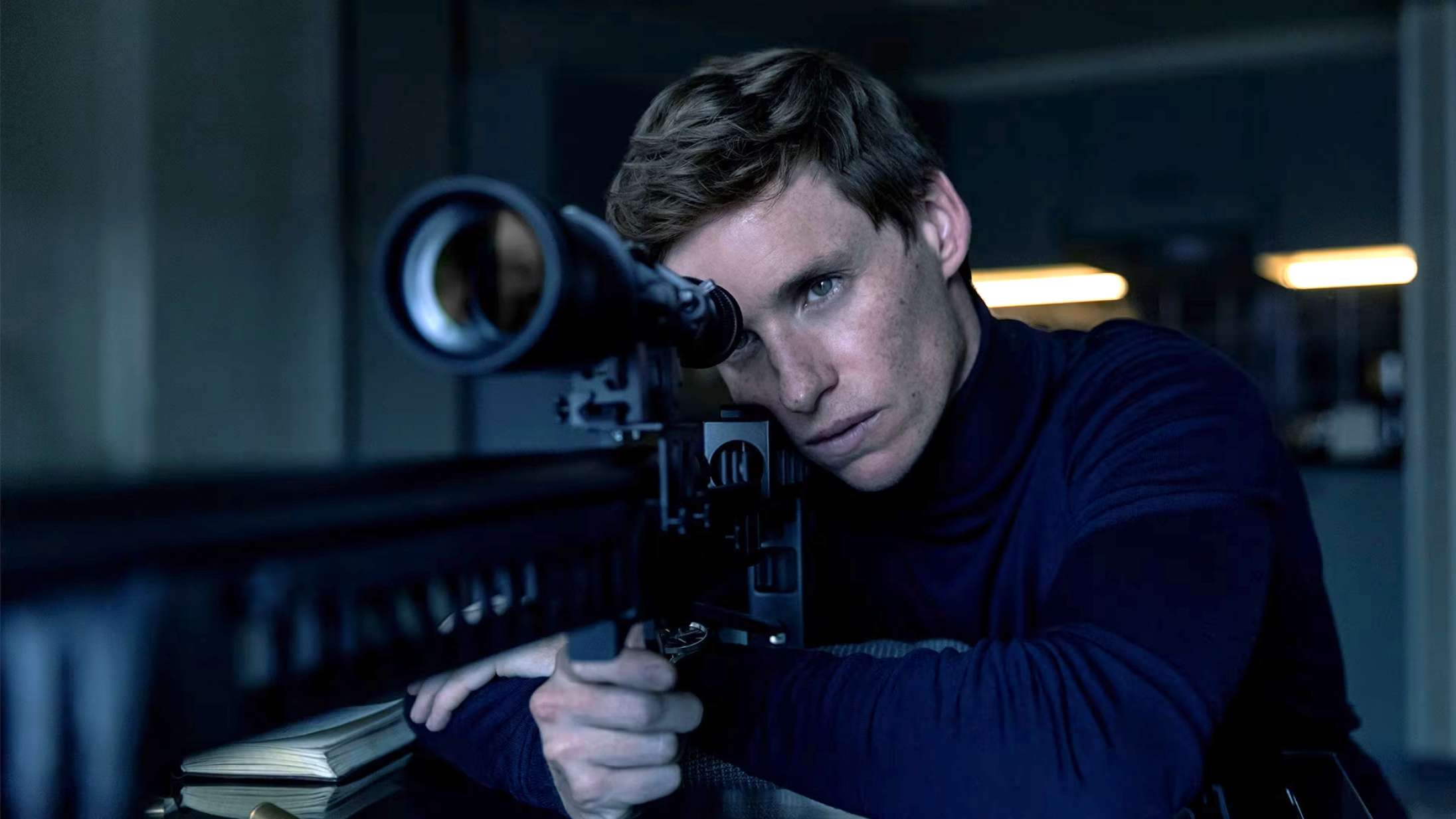 Eddie Redmayne er lejemorder i ny thrillerserie med dansker på rollelisten – se traileren til ‘The Day of the Jackal’