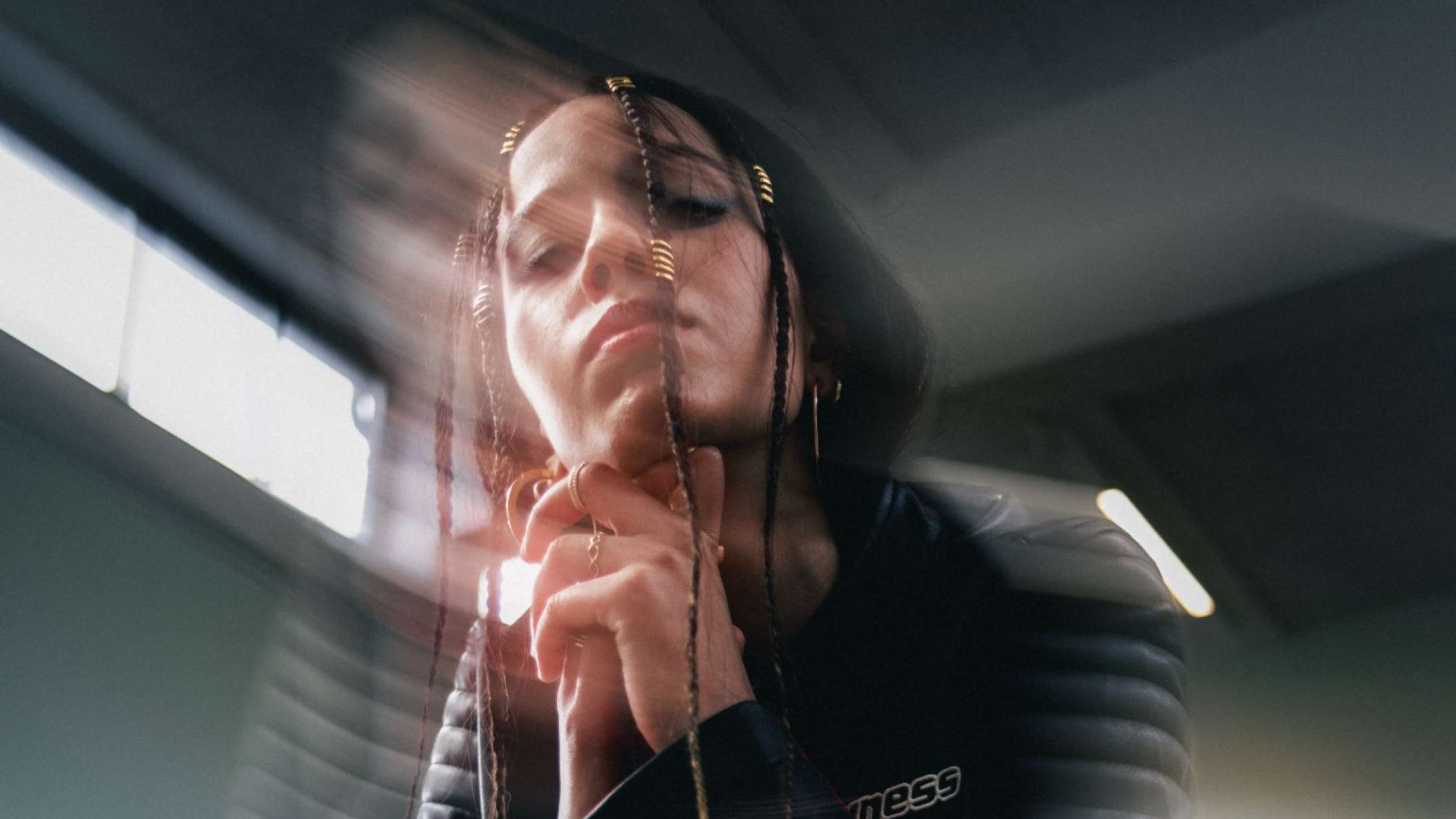 Premiere: Ana Juél bekæmper dårlige datingvaner på debutsinglen ‘Fight the Urge’