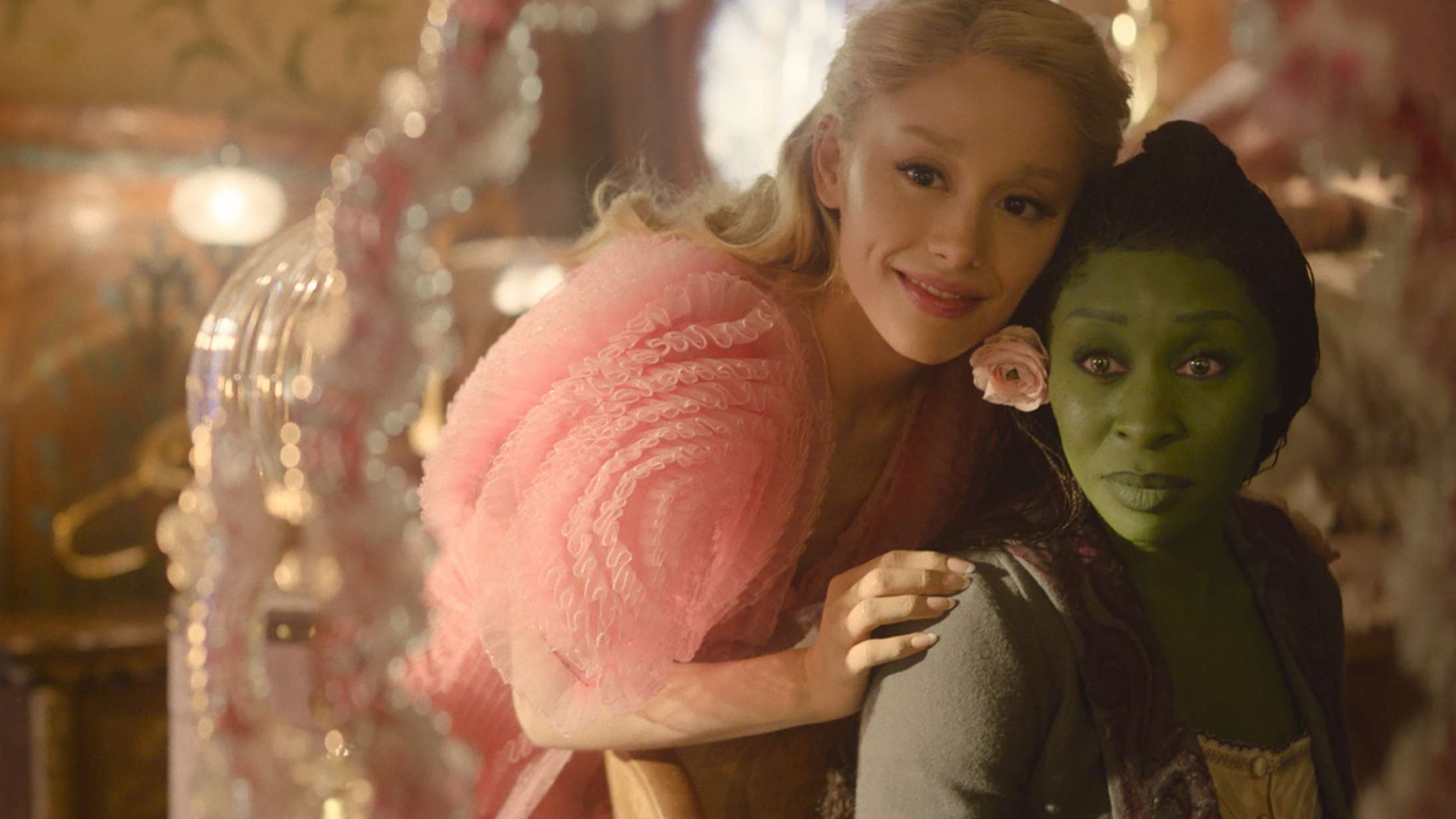 ’Wicked’: Ariana Grande og Cynthia Erivo har vidunderlig kemi i gribende vellykket musical