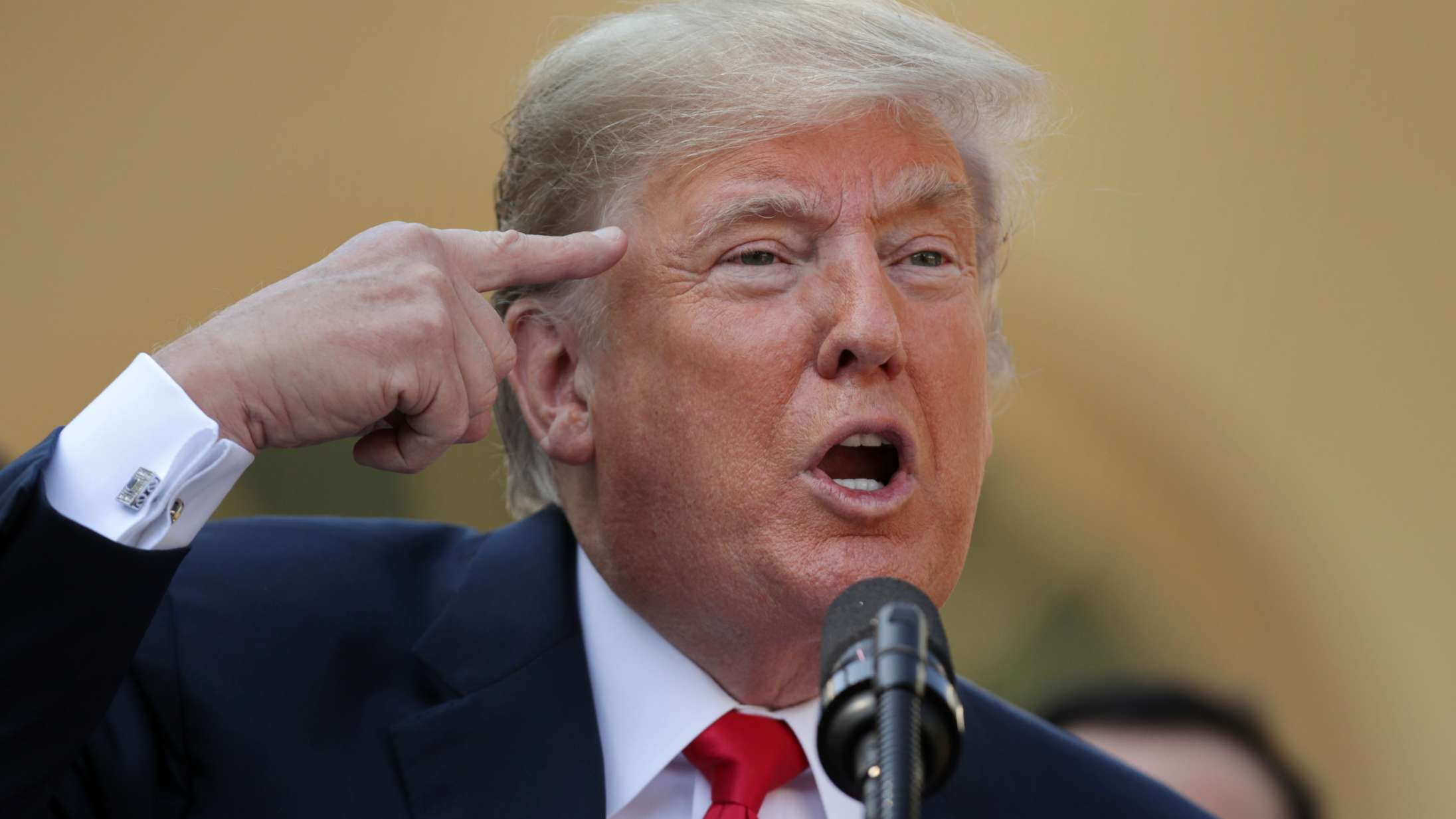 Donald Trump raser over Bad Bunnys Super Bowl-show: »Et slag i ansigtet på Amerika«