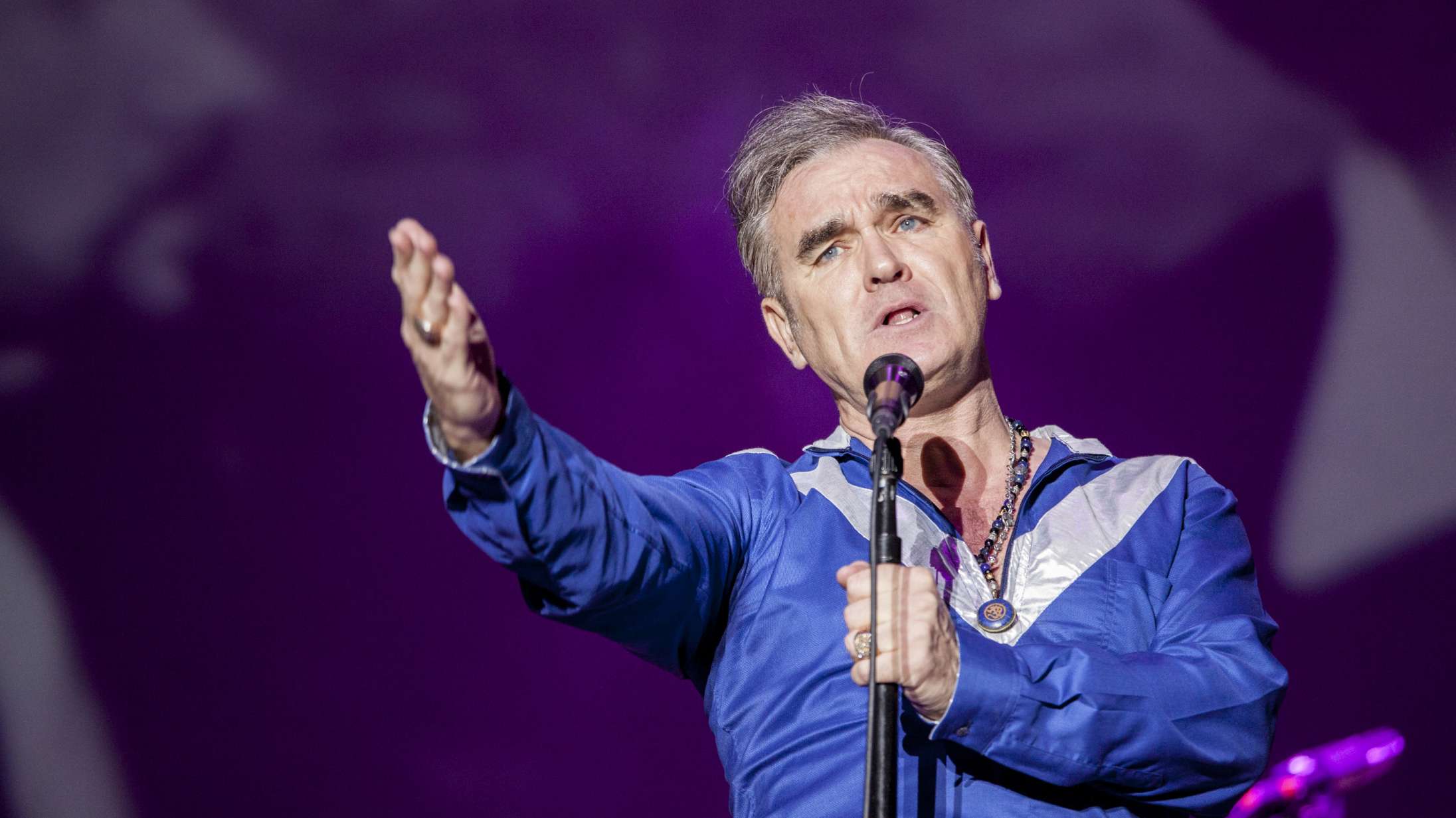 Morrissey-koncert stoppet, fordi fans stormede scenen for at kramme ham