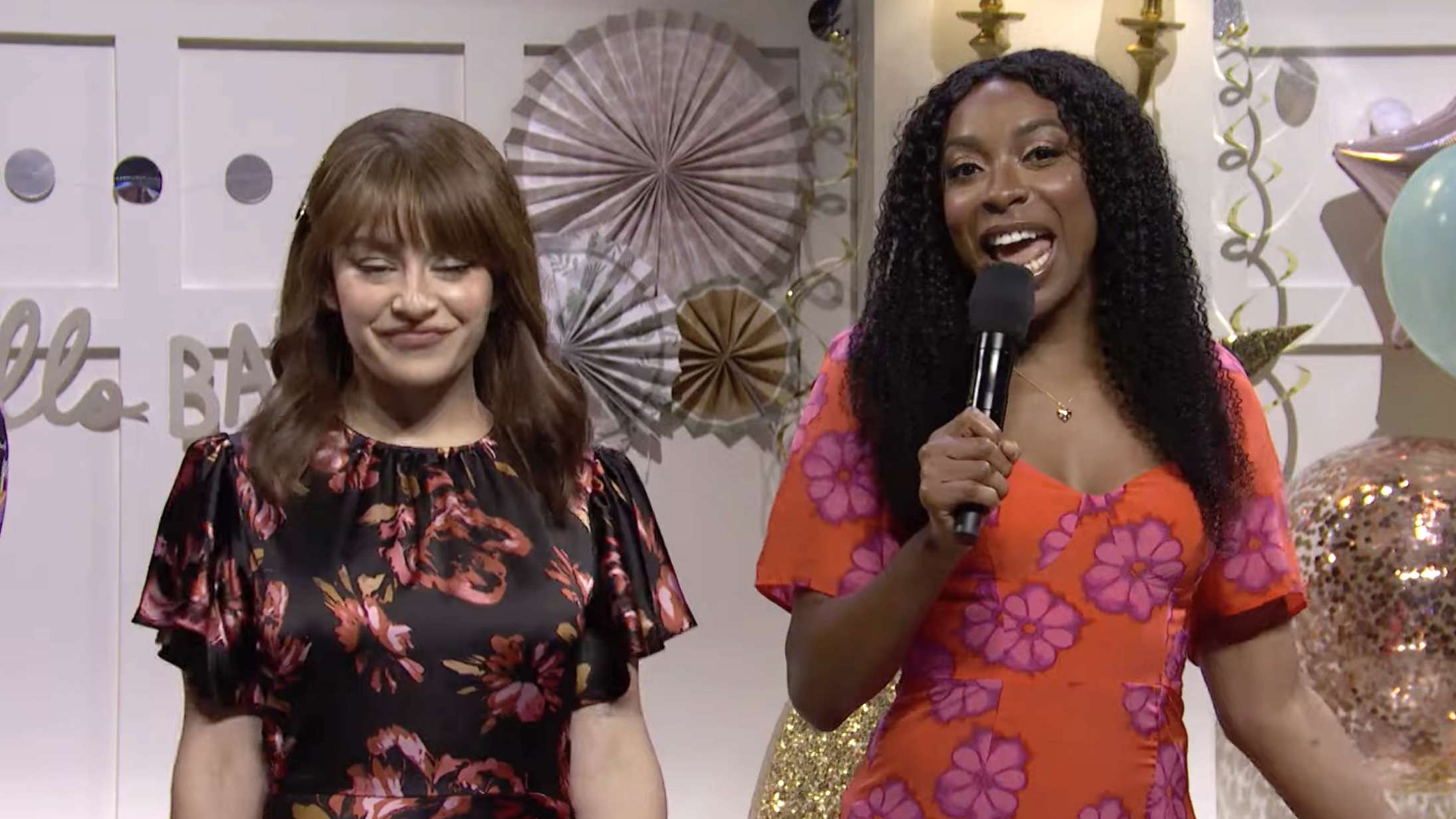 Se Charli XCX omskrive Chappell Roan-hit i babyshower-sketch på ‘Saturday Night Live’