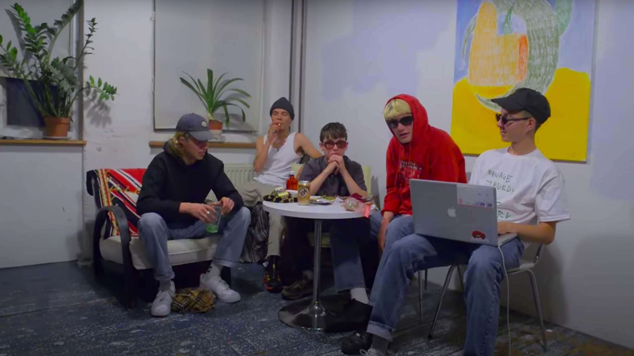 En gruppe danske rappere har skildret stoffer i årevis – nu kaster et dødsfald en skygge over musikken