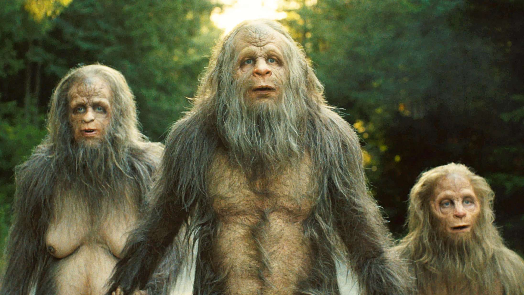 ‘Sasquatch Sunset’: Absurd bigfoot-komedie med Jesse Eisenberg og Riley Keough starter pøllet og slutter tankevækkende