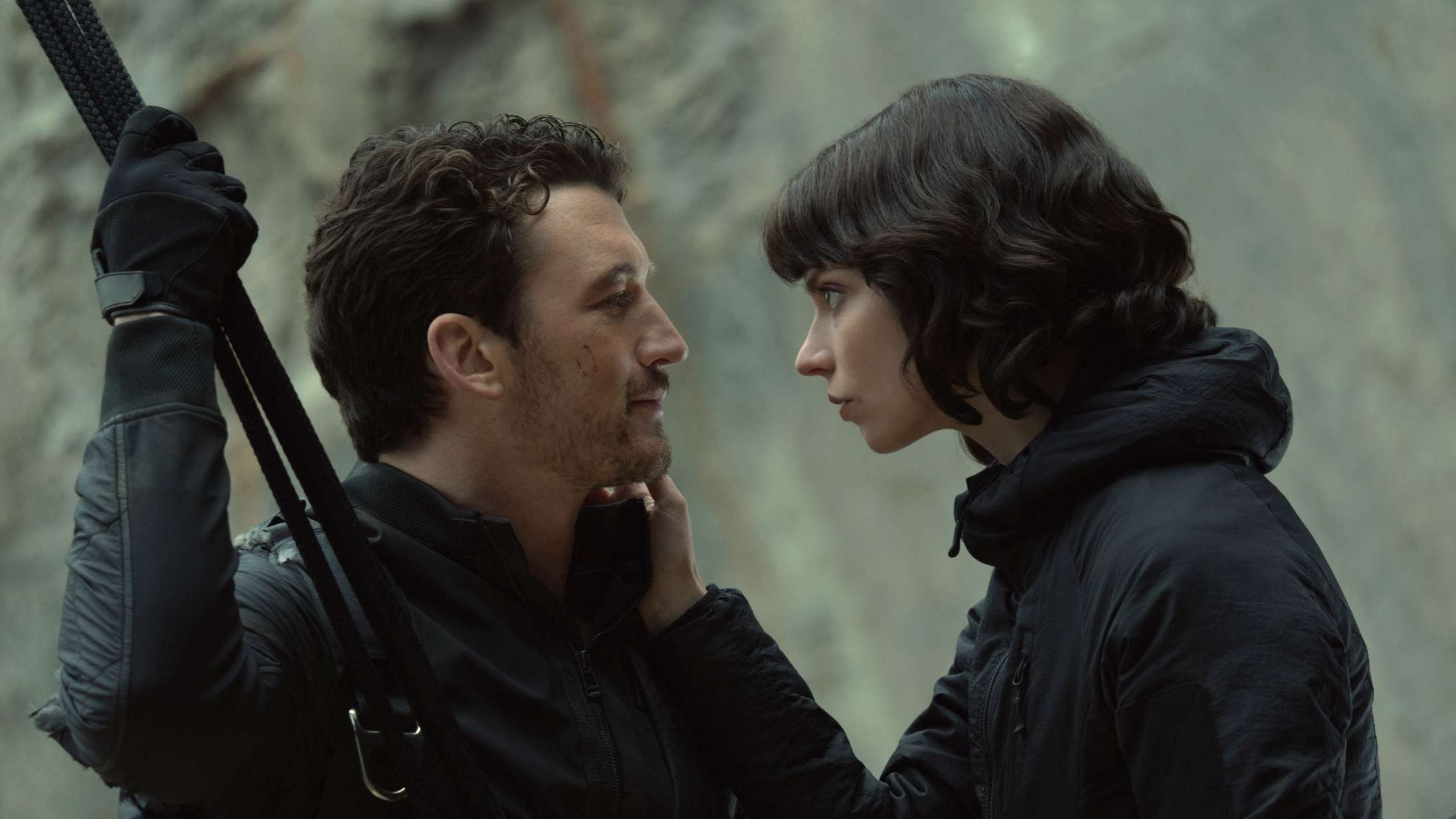 ’The Gorge’: Superstjernerne Miles Teller og Anya Taylor-Joy redder charmerende actionbrag ud af klichéernes kløer