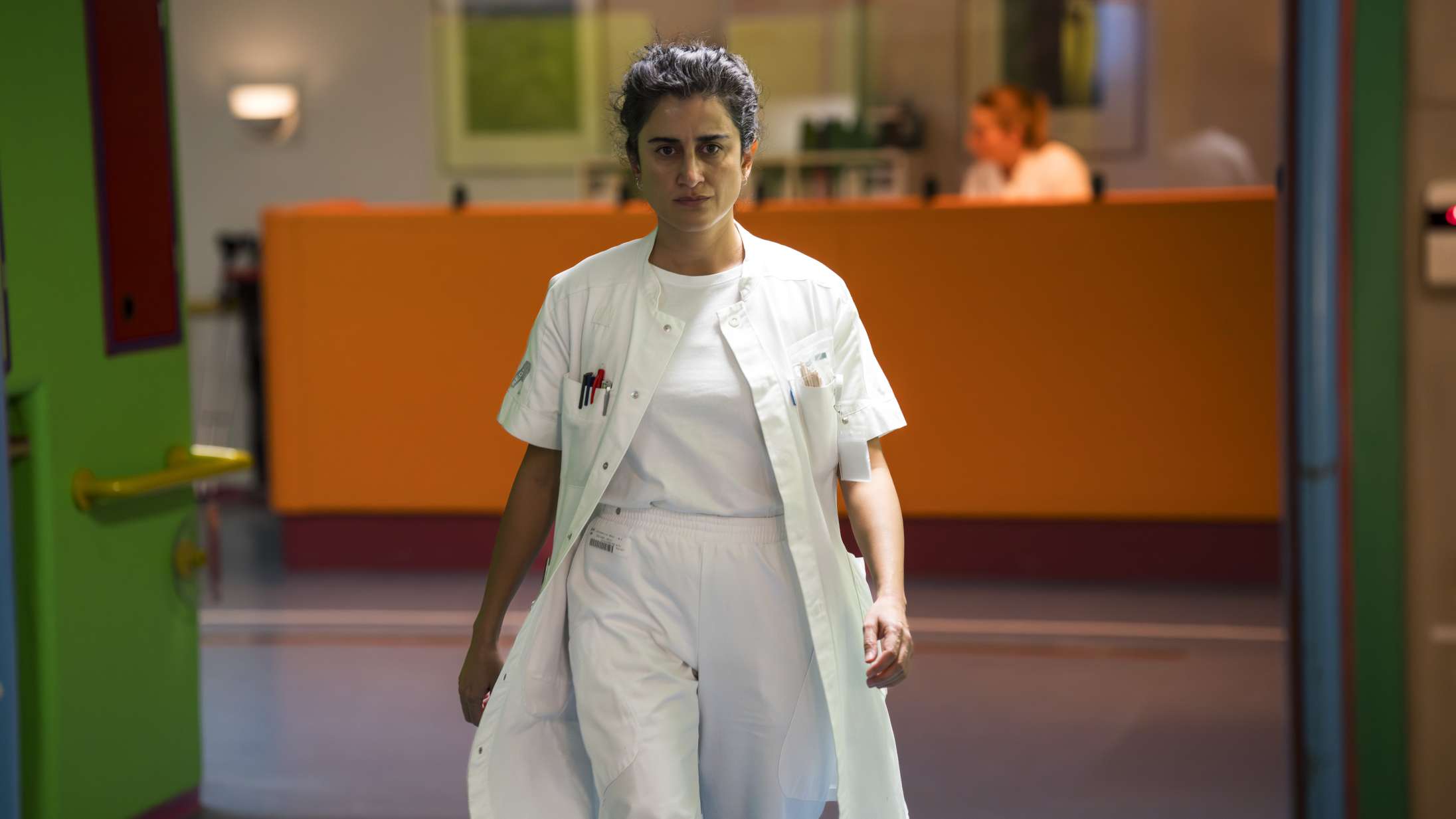 En læges fejl får forfærdelige følger i dansk hospitalsdrama – se traileren til ‘Det andet offer’