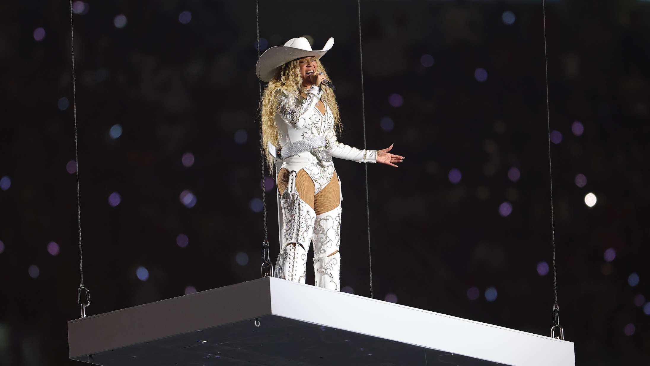 Beyoncé spillede ‘Cowboy Carter’-sangene live for første gang til Netflix’ udgave af Super Bowl – se hele showet