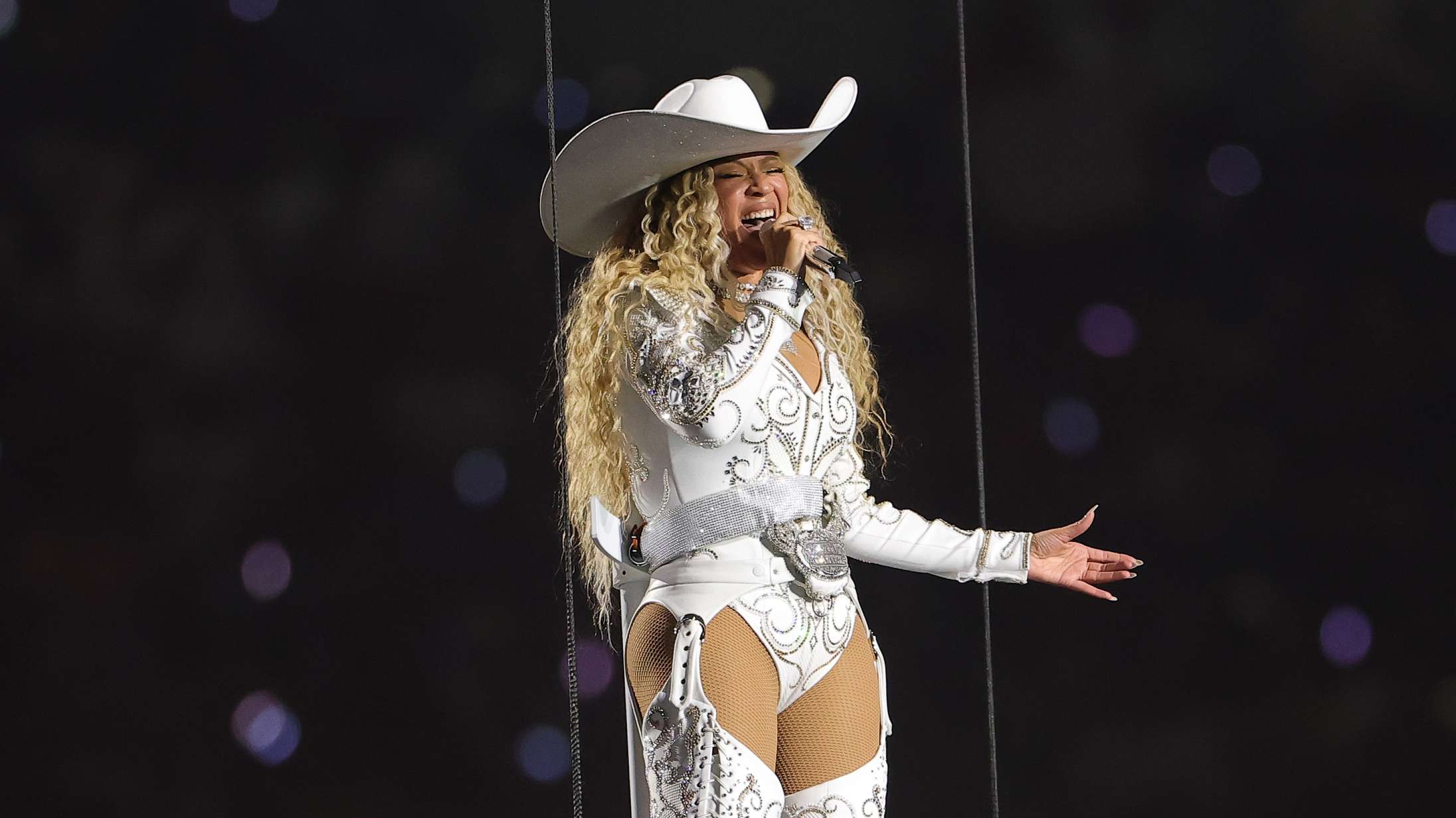 Beyoncé spillede ‘Cowboy Carter’-sangene live for første gang til Netflix’ udgave af Super Bowl – se hele showet