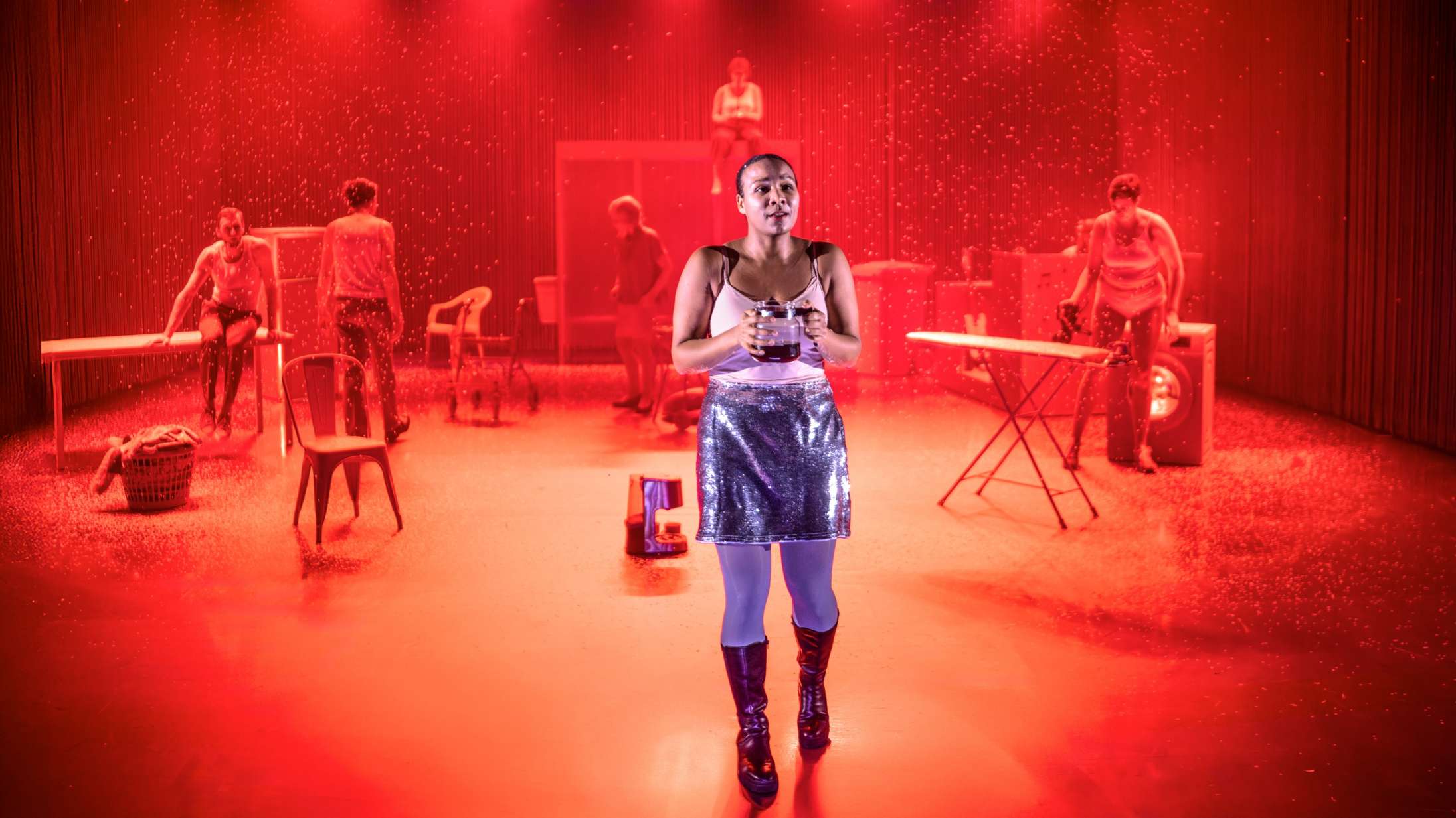 ‘Hvorfor laver vi ikke et band?’: Stine Pilgaard debuterer som dramatiker med topstyret nytårskomedie