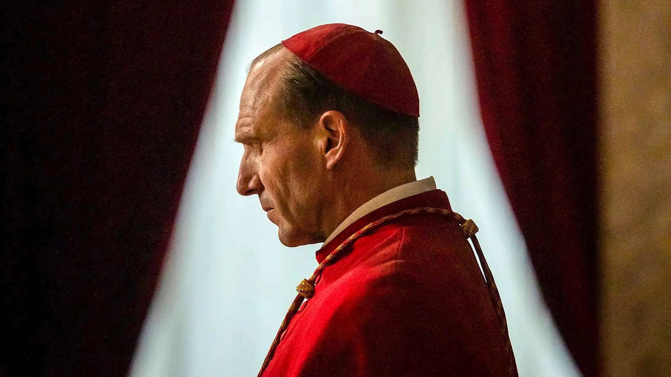 ’Konklave’: Man forstår godt Oscar-hypen omkring afsindigt spændende pavethriller med Ralph Fiennes