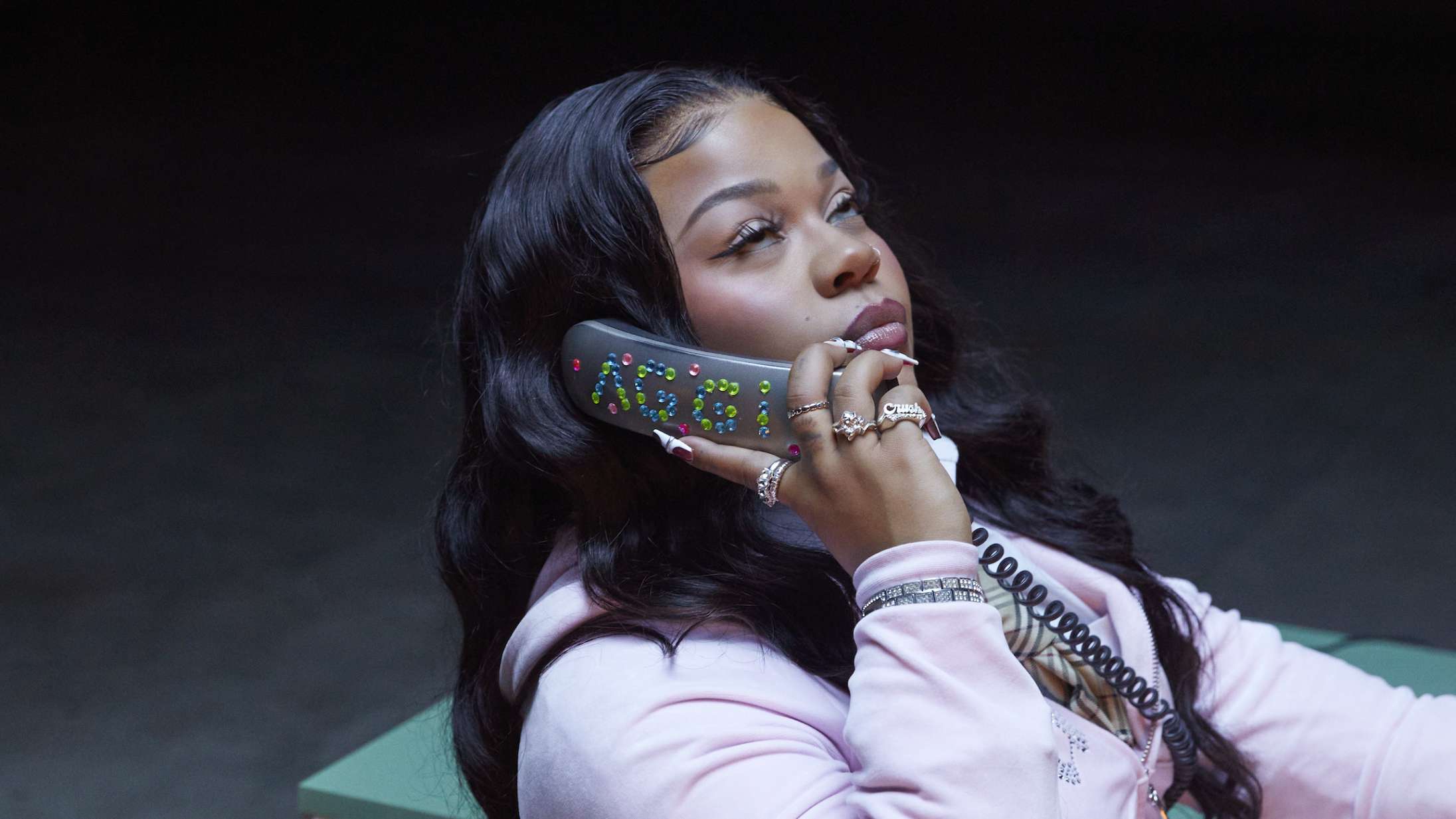 Premiere: Der er dømt »Aggi season« på den euforiske afropophymne ’Pressure’