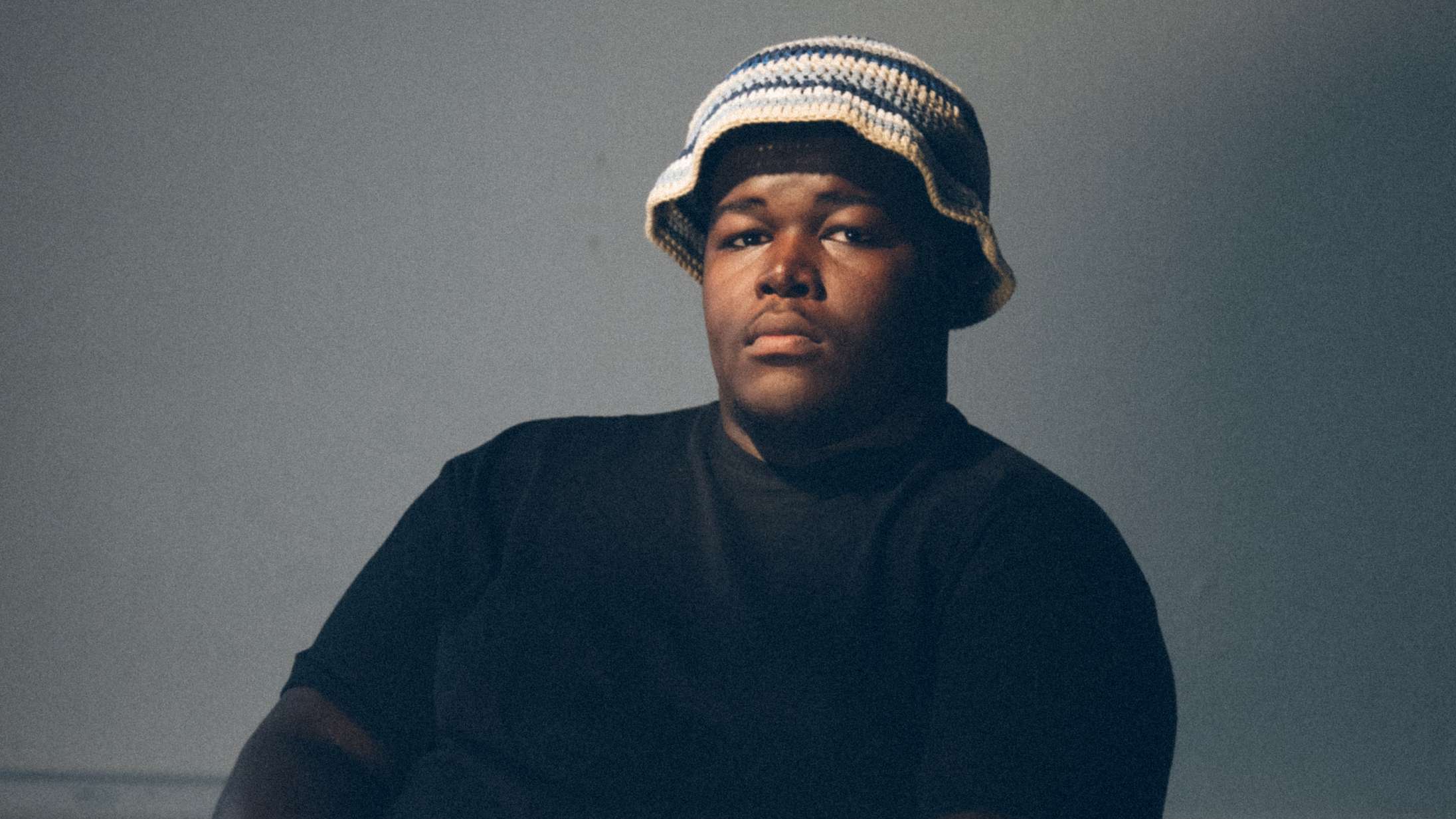 Premiere: Hypen omkring Bukuru var ikke uden grund – hør debutsinglen ‘Tandlæge’