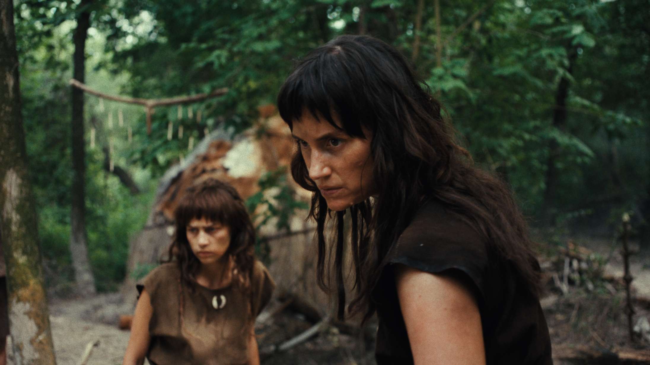 ’Fremmed: Det første opgør’: Hun skriger, græder og knurrer på to fiktive sprog i Danmarks første stenalderfilm