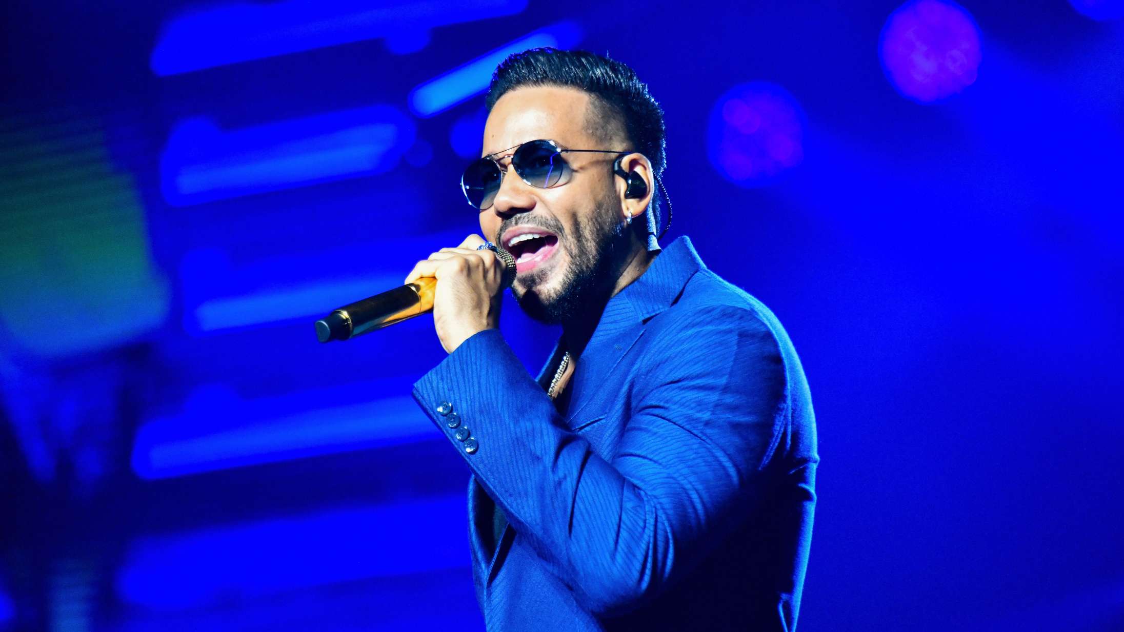 Kvinde kyssede Romeo Santos på scenen – det kostede hende sit ægteskab